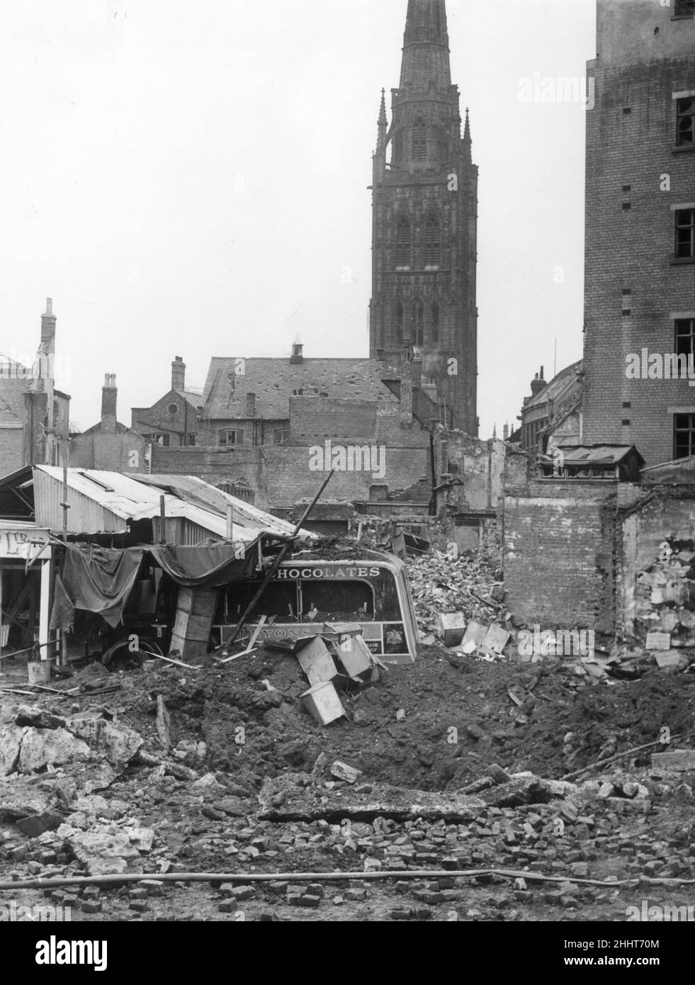 In den Trümmern der zerstörten Gebäude in Coventry liegt ein zerstörter Lieferwagen, nachdem die Stadt während des Zweiten Weltkriegs von der deutschen Luftwaffe bei einem Luftangriff ins Visier genommen wurde. November 1940. Stockfoto
