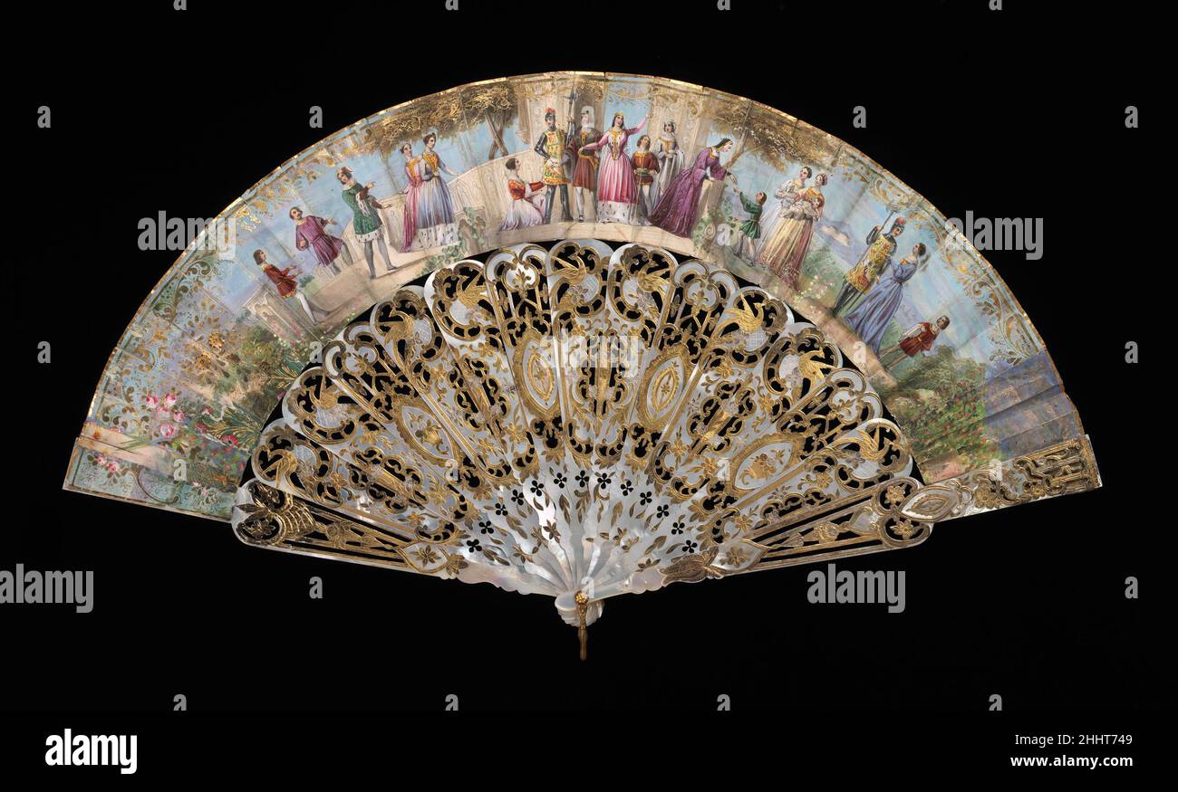 Fan 1855–65 wahrscheinlich spanisch die kunstvollen Designs auf den Stöcken und Wachen dieses Fächers mischen chinesische und westliche historische Motive. Die Vögel stammen aus chinesischen Formen und die Rokoko-Blumenkörbe und C-Rollen stammen aus dem französischen Formenvokabular des 18th. Jahrhunderts. Der Fächer ist in bemerkenswertem Zustand, insbesondere die Stöcke, die Wachen und das Goldblatt.Dies ist aus der Fansammlung von Mary Walters Arents, der Frau von George Arents, Einer der Gründer der American Tobacco Company. Die Arentses sammelten auch akademische Kunst, die in einem ähnlichen Stil und Ästhetik wie die Fans ist. Lüfter 156570 Stockfoto