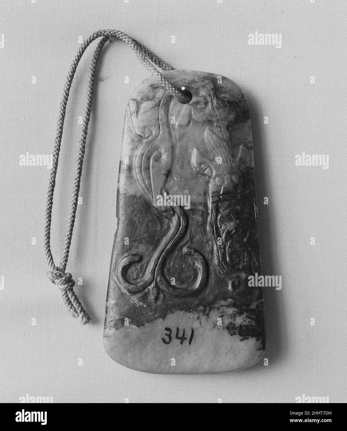 Kupferstich Kelt China. Kelt Mit Gravur. China. Nephrit, hellgrün mit breitem Band von brauner und schwarzer Färbung. Jade Stockfoto