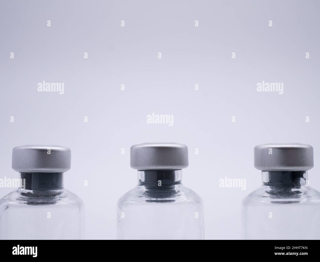 Nahaufnahme von drei Flaschen flüssiger Medizin Stockfoto