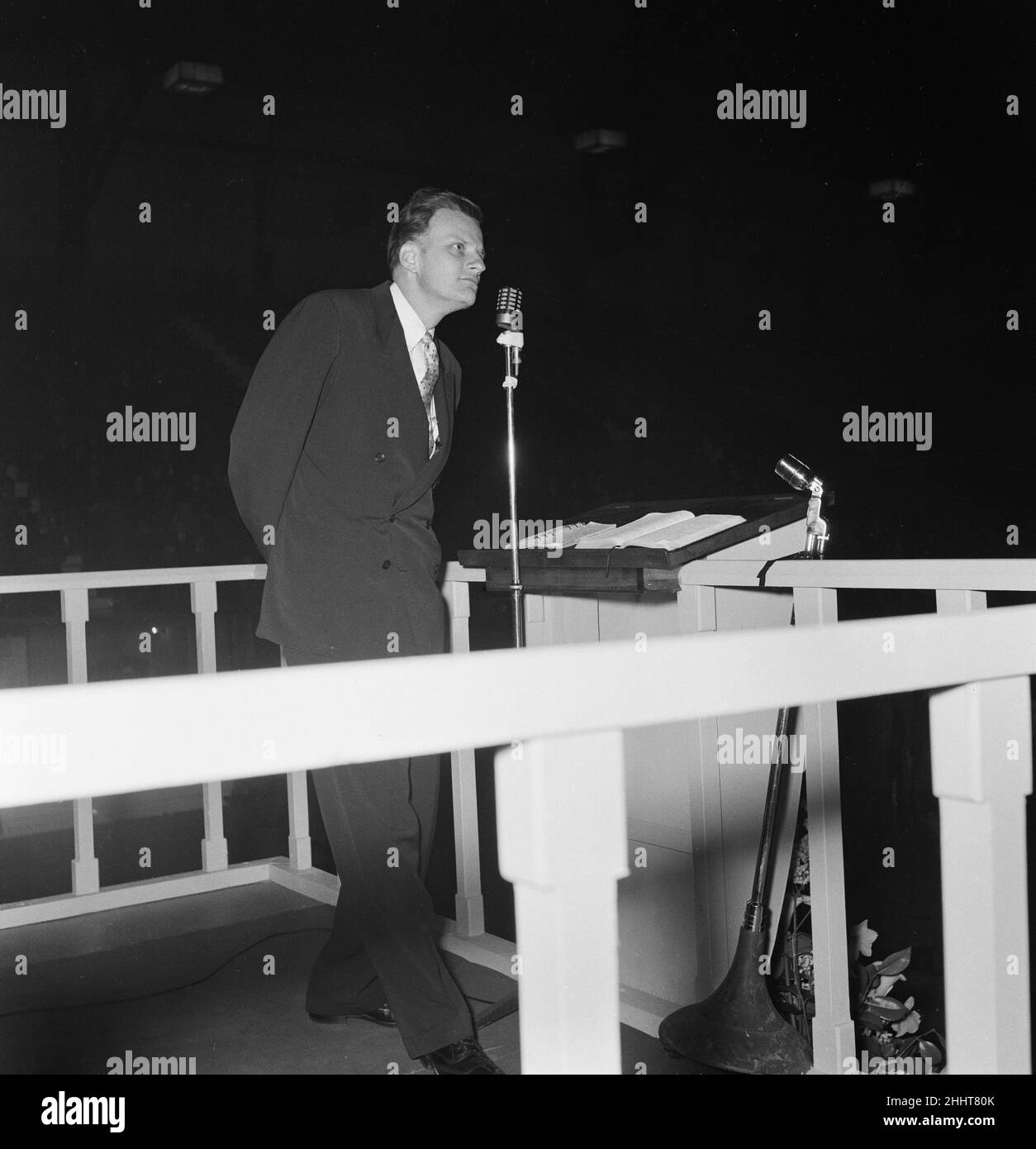 Der amerikanische Evangelist Billy Graham spricht in der Harringay Arena im Norden Londons mit der Menge. 27th. Februar 1954. Stockfoto