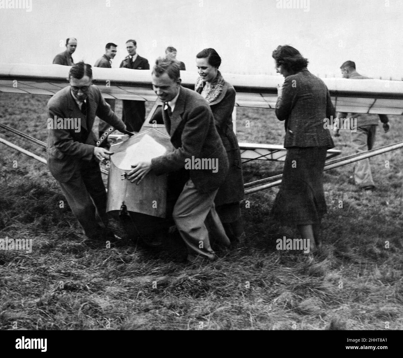 Mitglieder des Cramlington Gliding Club, die eine neue Maschine in Position schleppten, erhielten am Tag zuvor eine neue Maschine. Es ist das Geschenk von Herrn W. L. Runciman. 14th. März 1938. Stockfoto