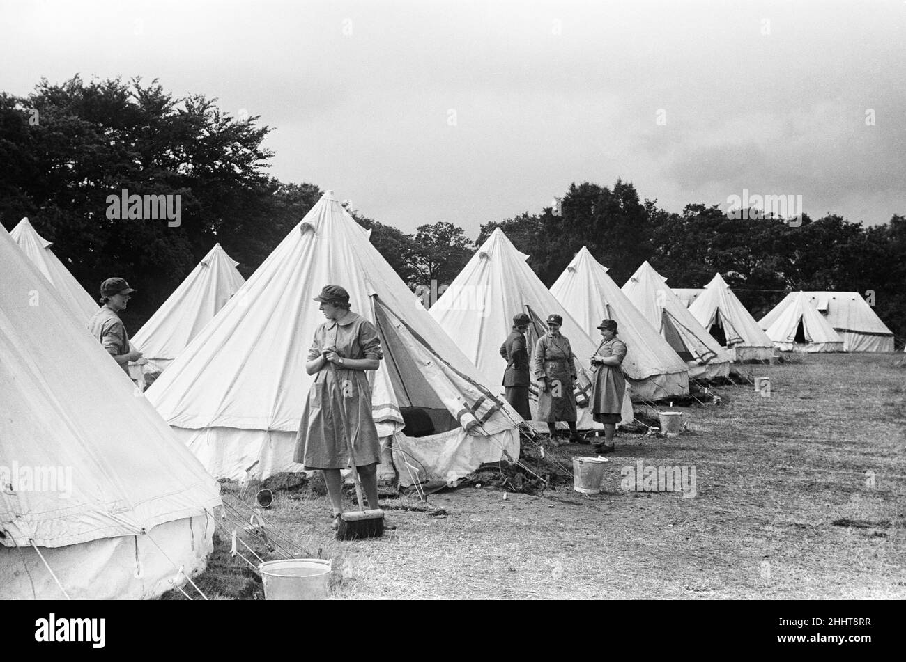 Neue W.A.T.S. Rekruten im Cowshot Manor Camp Brookwood, Reinigungslager vor einer Inspektion durch Sir Malcolm Fraser und Lord Ashcombe. August 1939 Stockfoto