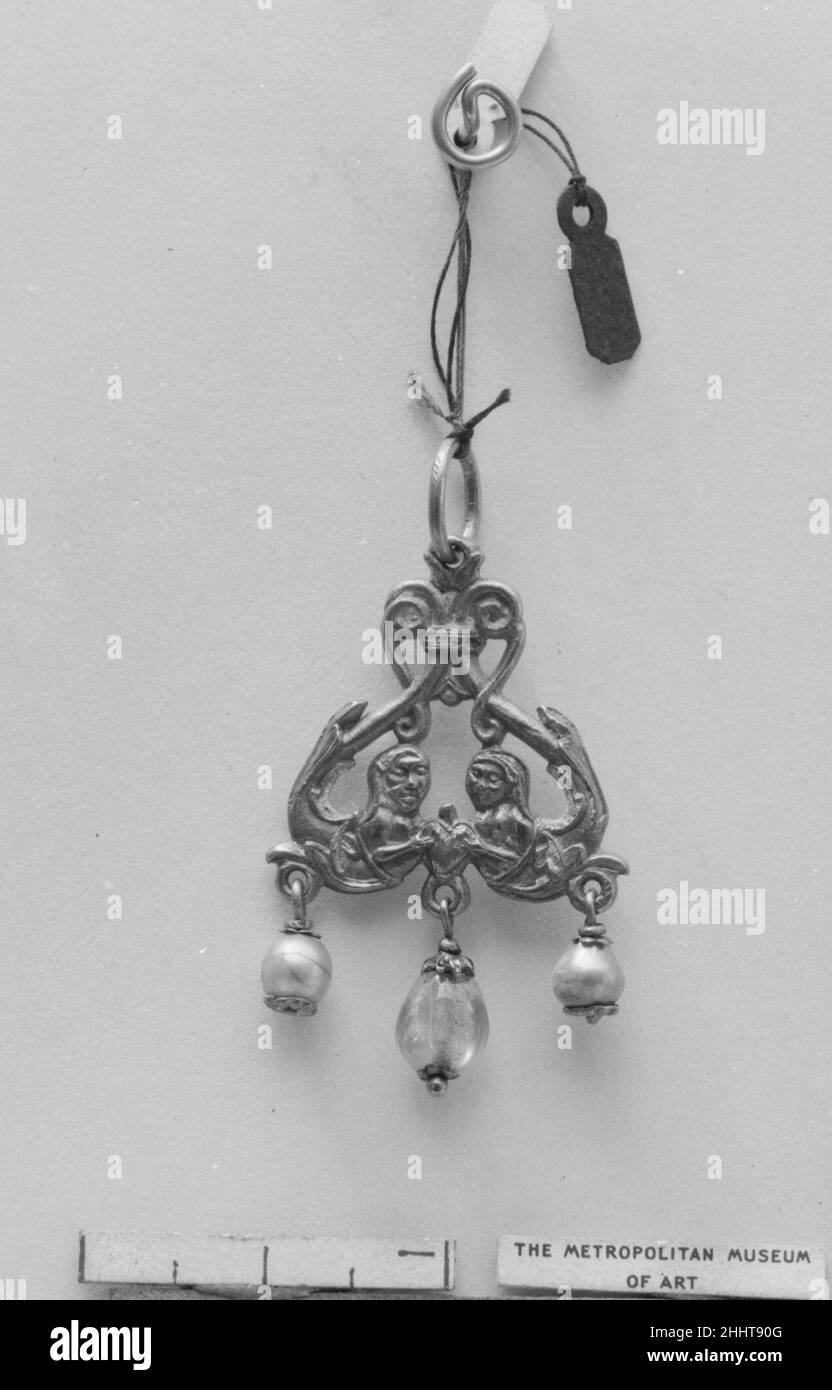 Anhänger im Stil des 16. Jahrhunderts, Stil des Albrecht Dürer, 19th. Jahrhundert. Anhänger im Stil des 16. Jahrhunderts. Italienisch. 19th Jahrhundert. Gold, Perlen, Saphir, Emaille Stockfoto