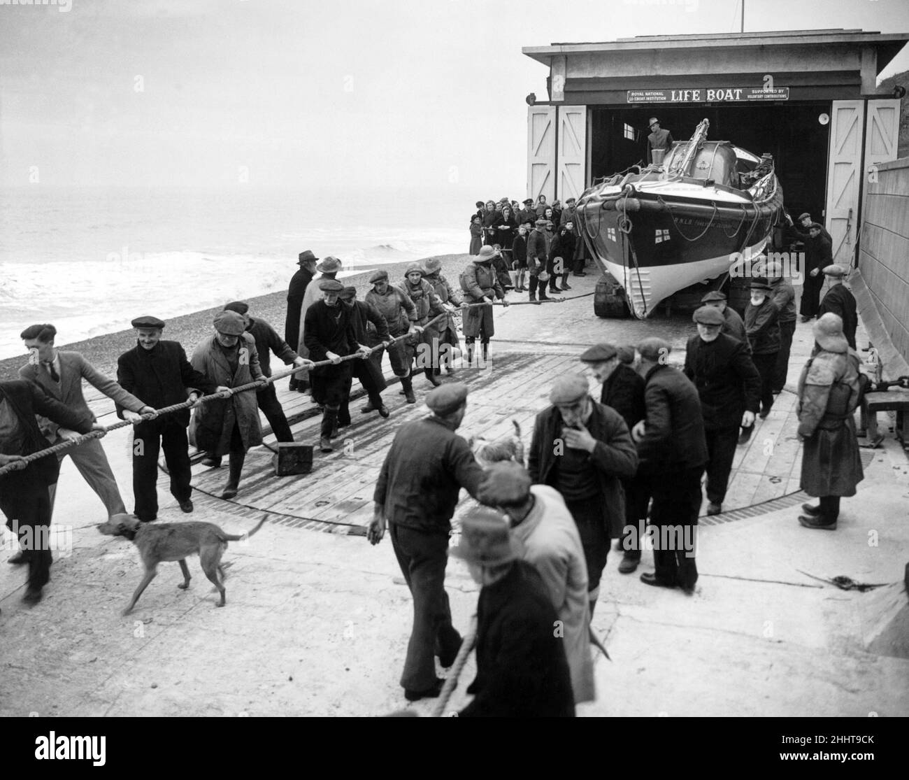 Rettungsbootleute aus Sheringham, Norfolk, stehen während operationeller Flüge über die Nordsee zur Rettung von Flugzeugern zur Seite, die auf dem Weg zu oder von Auslandsmissionen ins Meer gefallen sein könnten, am 12th. Januar 1944. Stockfoto