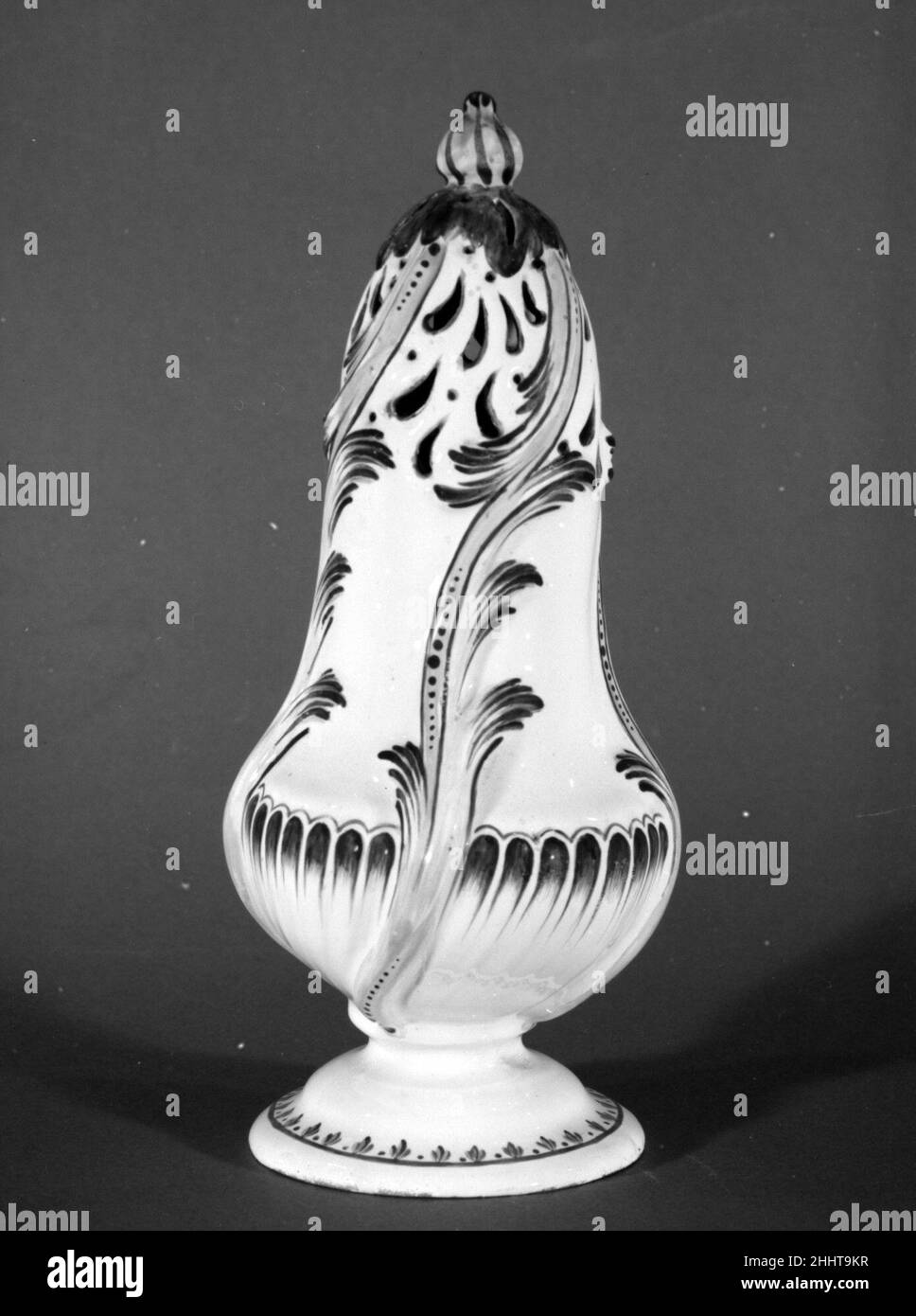 Muffineer Anfang des 19th. Jahrhunderts wahrscheinlich Französisch, Salvages Faience, oder Zinn-glasierten und emaillierten Steingut, erstmals in Frankreich während des sechzehnten Jahrhunderts entstanden, erreichte weit verbreitet Verwendung unter Elite-Gönner während des siebzehnten und frühen achtzehnten Jahrhunderts, vor der Gründung von weich-Paste Porzellan-Fabriken. Obwohl es sich eher um ein provinzielles als ein Porzellan handelt, wurde am Hof von Ludwig XIV. Französische Fayence als Teil von aufwendigen Mahlzeiten und Ausstellungen verwendet, wobei großformatige Gefäße in die barocken Gartenentwürfe von Versailles integriert wurden. Frühere Beispiele französischer Fayence A Stockfoto