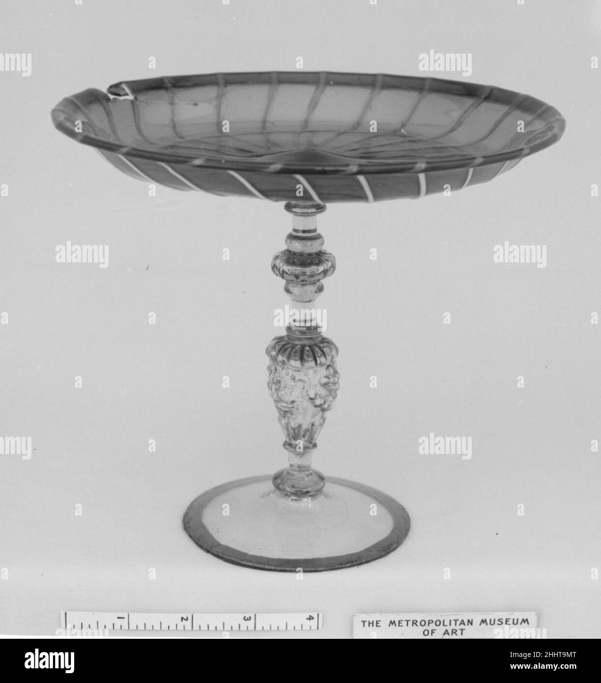 Tazza-Stamm und Fuß Ende 16th bis Anfang 17th Jahrhundert, Tablett 19th Jahrhundert Italienisch, Venedig (Murano). Tazza. Italienisch, Venedig (Murano). Stamm und Fuß Ende 16th bis Anfang 17th Jahrhundert, Tablett 19th Jahrhundert. Glas. Glas Stockfoto