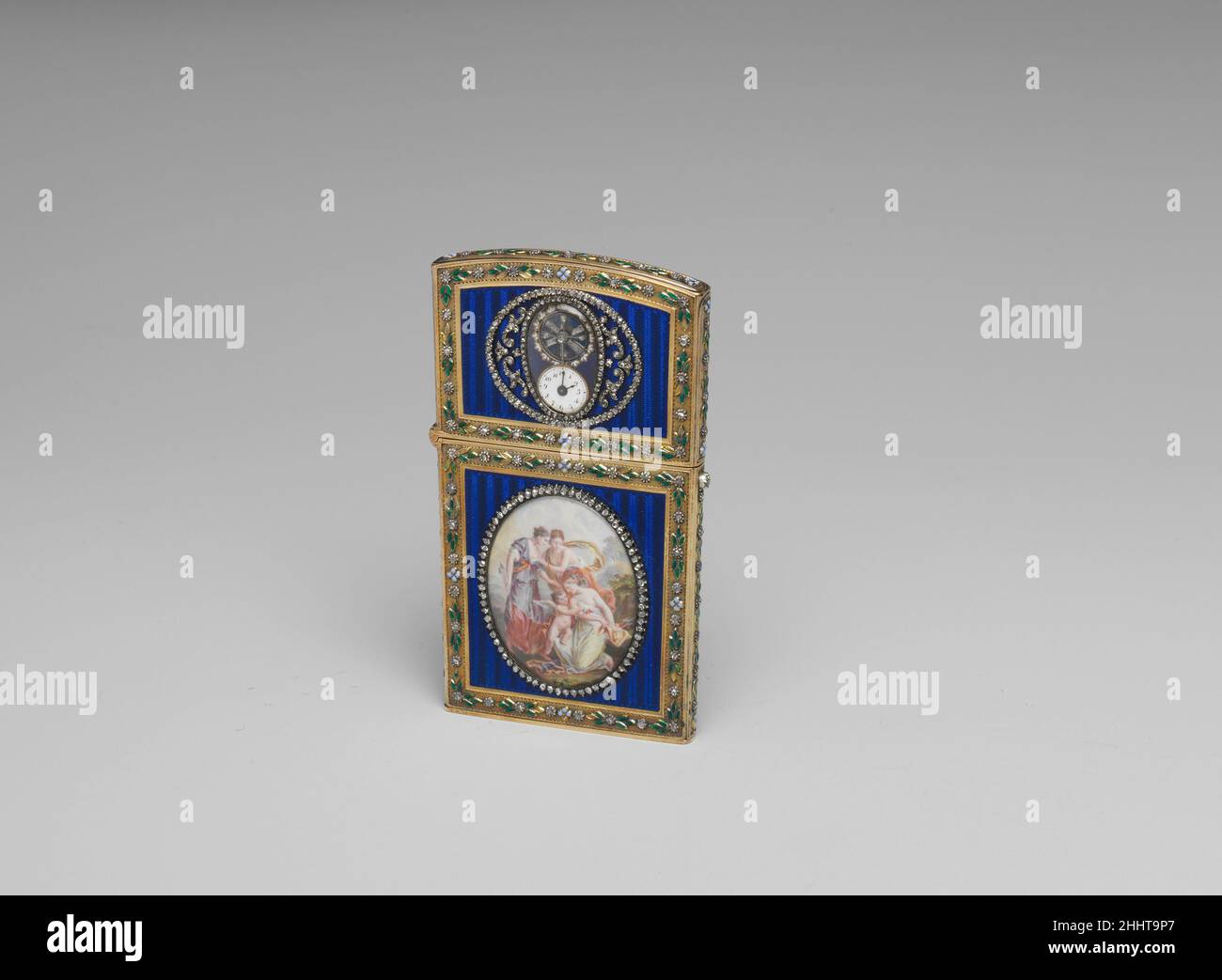 Souvenir 1786–89 Französisch, Paris im Europa des 18. Jahrhunderts führte Paris die Produktion hochwertiger Luxusgüter an. Pariser Goldschmiede fertigten eine große Auswahl an kleinen, persönlichen Gegenständen wie Schnuffelboxen, étuis für Siegelwachs, Pinzetten oder Nähutensilien, Souvenirs, die dünne Elfenbeintafeln zum Mitnehmen von Notizen enthielten, und Shuttles zum Knüpfen von Spitze. Goldene Schnuffelboxen und mit Porträtminiaturen verzierte Boxen wurden geschätzt und häufig als königliche Geschenke überreicht, oft an Botschafter oder Mitglieder des Hofes anstelle von Barzahlungen für ihre Dienste. Begehrt und bewundert, wurden diese Boxen prod Stockfoto