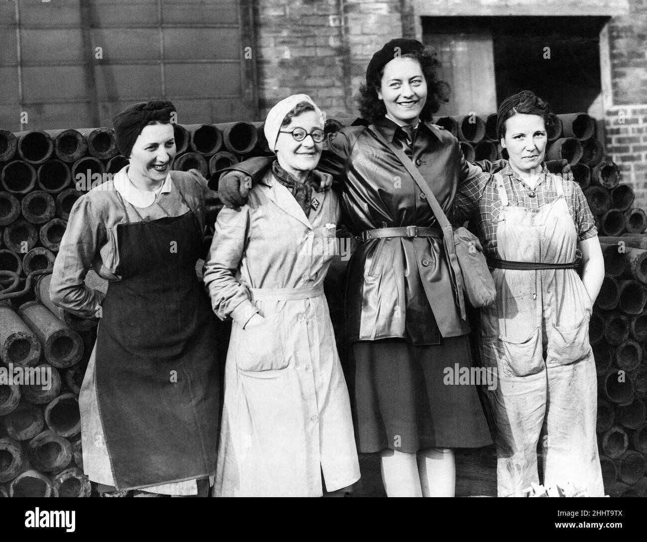 Jacqueline Darcy, 23-jährige des französischen Widerstands (3. Rechts), die mehr als 300 Personalausweise gefälscht hat, trifft während des Zweiten Weltkriegs in einer südwalesischen Fabrik auf Kriegstreiberinnen. November 1944. Stockfoto