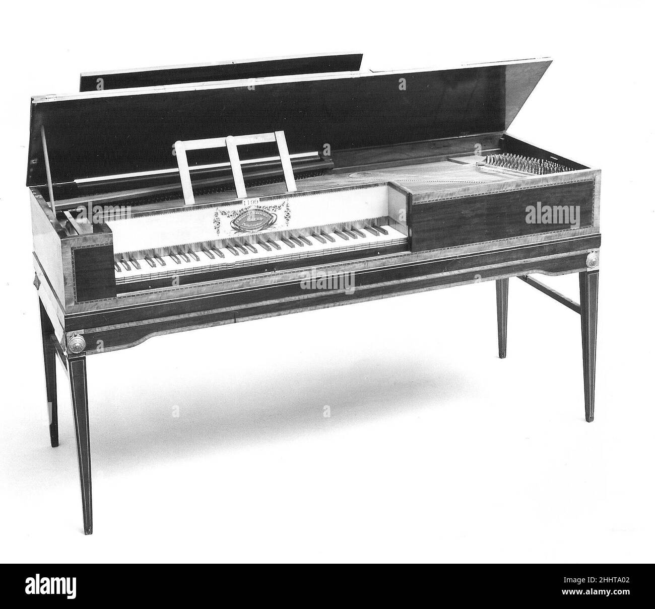 Viereckiges Klavier 1791–1798 Charles Albrecht Deutsch Charles Albrecht, ein deutscher Einwanderer, war einer der frühesten bekannten Klavierbauer in diesem Land, der wahrscheinlich im Oktober 1785 ankam und bekannt ist, dass er bis 1791 in Philadelphia aktiv Instrumente baute. Es ist bekannt, dass mehr als zwanzig Instrumente von Albrecht überleben. Dieses Beispiel, die Seriennummer 24, hat ein rechteckiges Gehäuse mit Mahagoni-Furnierplatten und ist auf einem Ständer mit vier quadratischen, konischen Beinen, von denen jedes Messingmedaillons an den oberen Ecken hat. Das Namensschild ist mit hellem Holz furniert, das um den Namen des Herstellers mit bemaltem f verziert ist Stockfoto