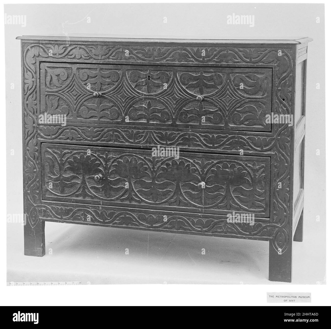 Kommode 1675–1700 amerikanisch, wahrscheinlich. Kommode. Wahrscheinlich Amerikaner. 1675–1700. Eiche, Kiefer. Wahrscheinlich in den Vereinigten Staaten hergestellt Stockfoto