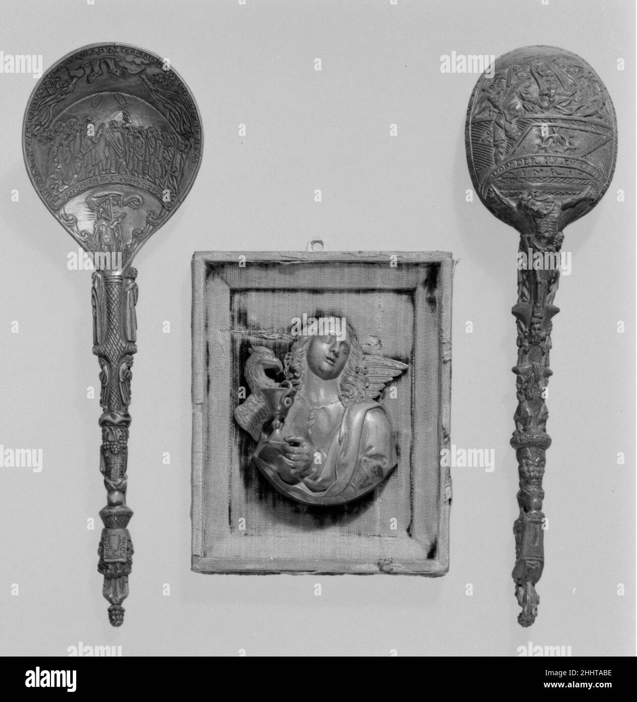 Johannes der Evangelist 17th. Jahrhundert Flämisch der Jugendliche heilige wird mit seinem Attribut, einem Adler, dargestellt. Dieses kleine Appliqué wurde zweifellos als einer von vier konzipiert, zusammen mit Matthäus, Markus und Lukas-die anderen Autoren der Evangelien. Solche kleinen Büsten werden häufig in Elfenbein oder Edelmetall gefunden, das die Arme eines Kruzifixes oder, wie es in diesem Fall wahrscheinlich ist, das Cover einer Bibel schmückt. Der heilige Johannes der Evangelist. Flämisch. 17th Jahrhundert. Buchsbaum. Skulptur-Miniatur Stockfoto