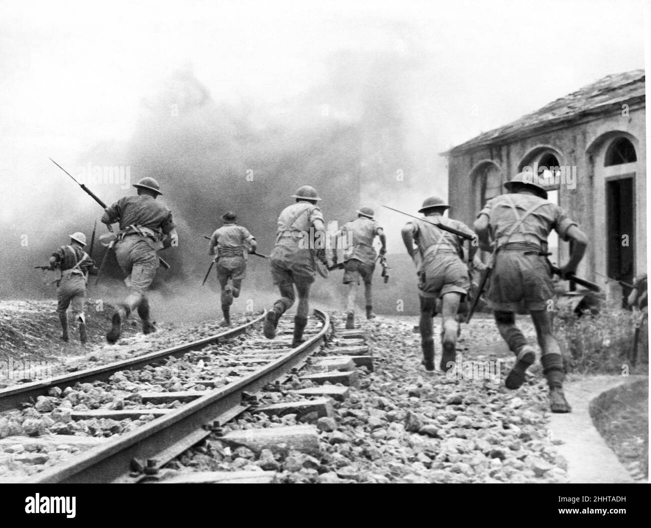 Nach der Operation Husky, der Landung alliierter Truppen auf dem Schlern, ziehen die Mitglieder der Armee von 8th ins Landesinnere, um einen Bahnhof zu nehmen. August 1943 Stockfoto
