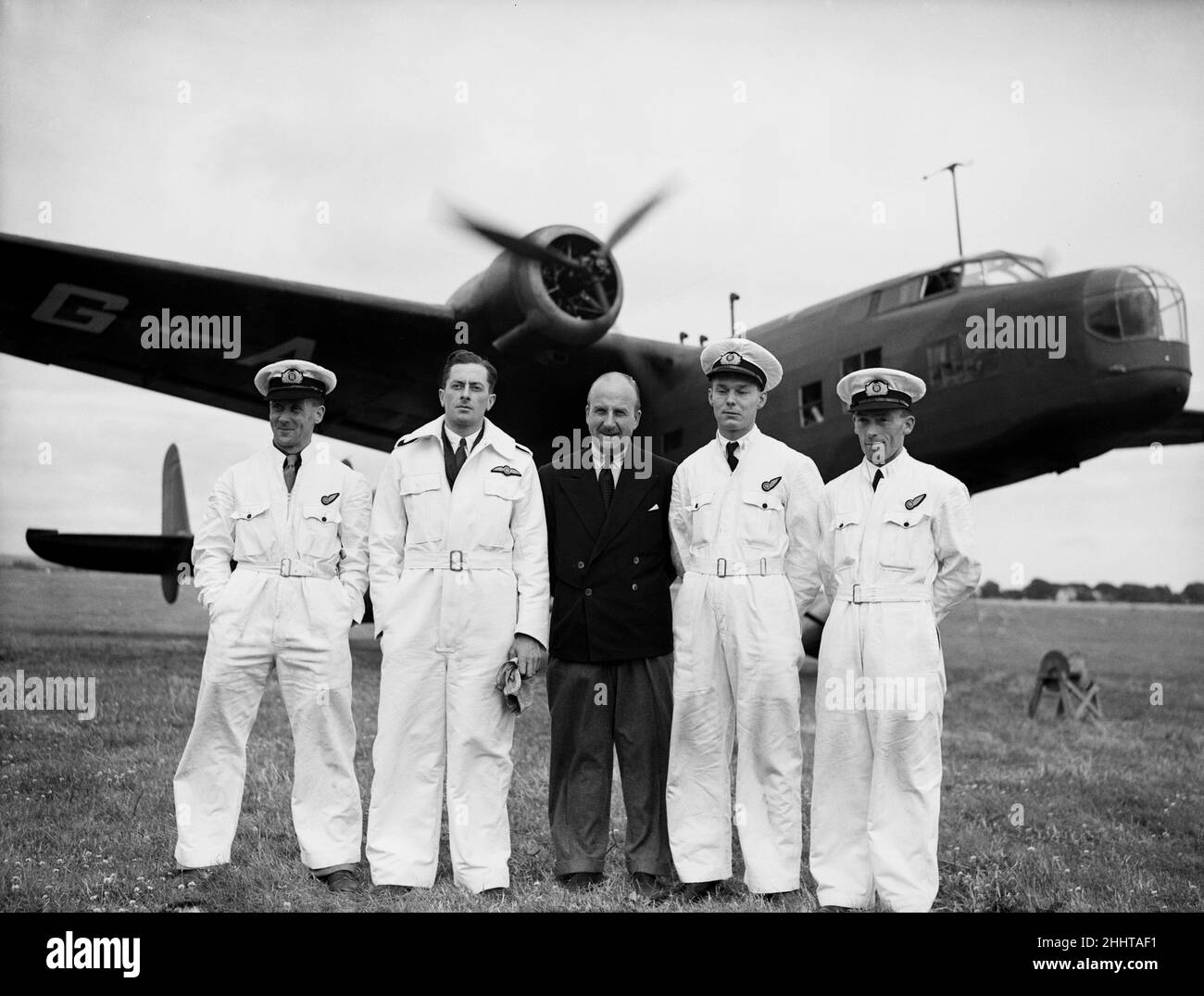 Die Besatzung von G-AFRL Handley Page H.P. 54 Harrow of Flight Tanken Ltd posiert mit Sir Alan Cobham vor einer Demonstration der Betankung während des Fluges. 28th. Juli 1939 Stockfoto