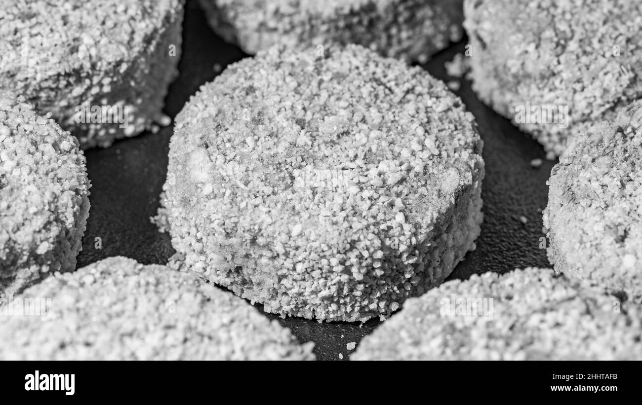 Gefrorene vegetarische Nuggets mit Linsen und Grünpflanzen, Makro Stockfoto