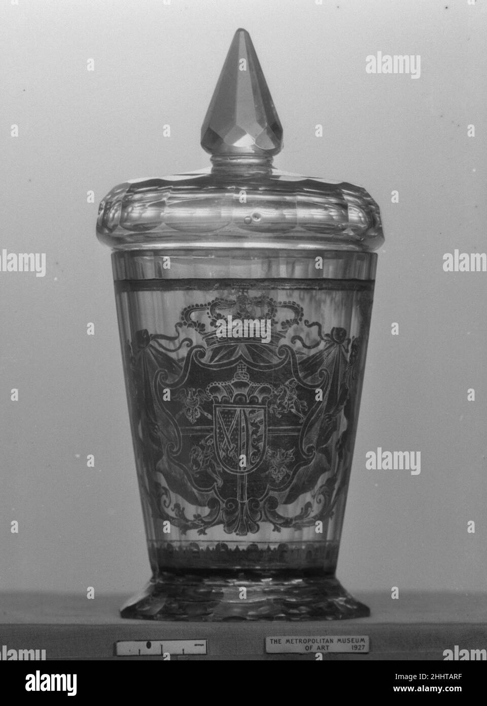 Becher mit Deckel ca. 1730 Böhmisches Monogramm F A R ist wahrscheinlich das des Fridricus Augustus Rex (1670–1733), mit dem Nachnamen The Starken, der Friedrich August I. als Kurfürst von Sachsen war und 1687 zum König von Polen als August II. Gewählt wurde. Becher mit Deckel. Böhmisch. Ca. 1730. Zwischengold Glas. Glas Stockfoto