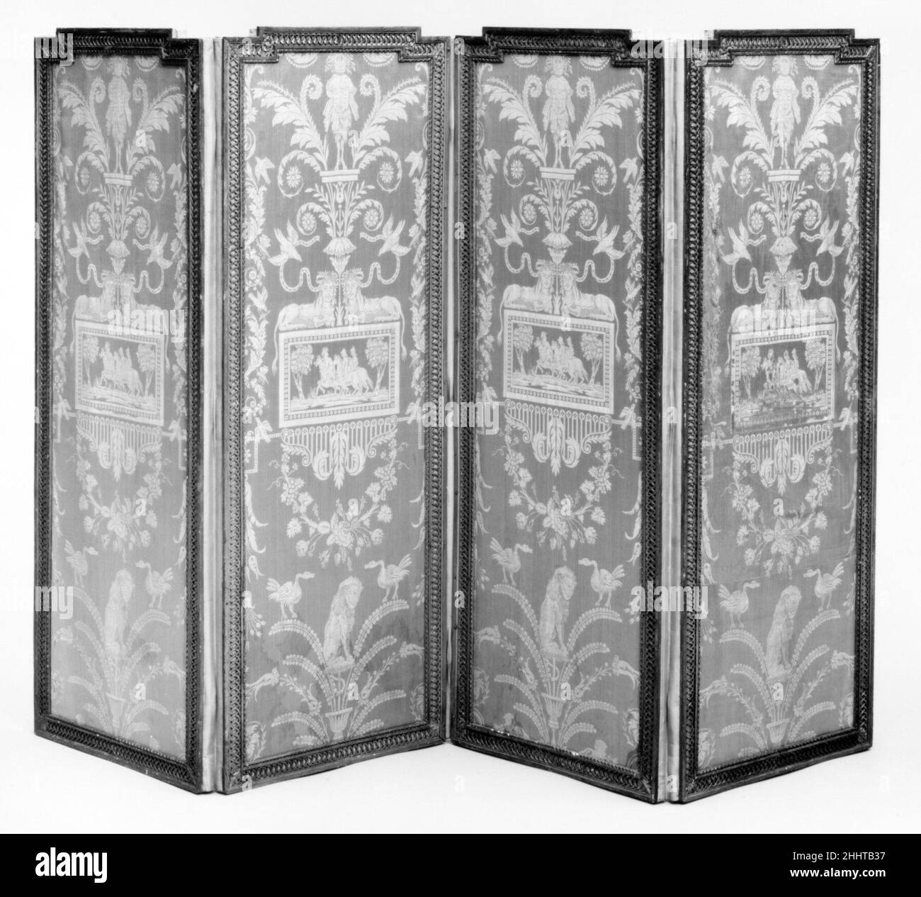 Vierblättrige Klappscheibe (Paravent) ca. 1780 französische Leinwände waren im 18. Jahrhundert sehr modisch, wie in Darstellungen zeitgenössischer Innenräume dargestellt wird. Sie wurden in verschiedenen Größen hergestellt: Große mehrblättrige Klappscheiben (Paravents) wurden vor Türöffnungen platziert, um Zugluft auszuschließen, und andere, kürzere, standen vor dem Kaminsims, um sich vor der Hitze des Feuers zu schützen (letztere wurden als an écran de cheminée bezeichnet). Die Rahmen der Paravents könnten mit Papier, Leder oder Stoff bedeckt sein, aber auch freigelegt, geschnitzt und vergoldet werden, wie es bei diesem Neokla der Fall ist Stockfoto