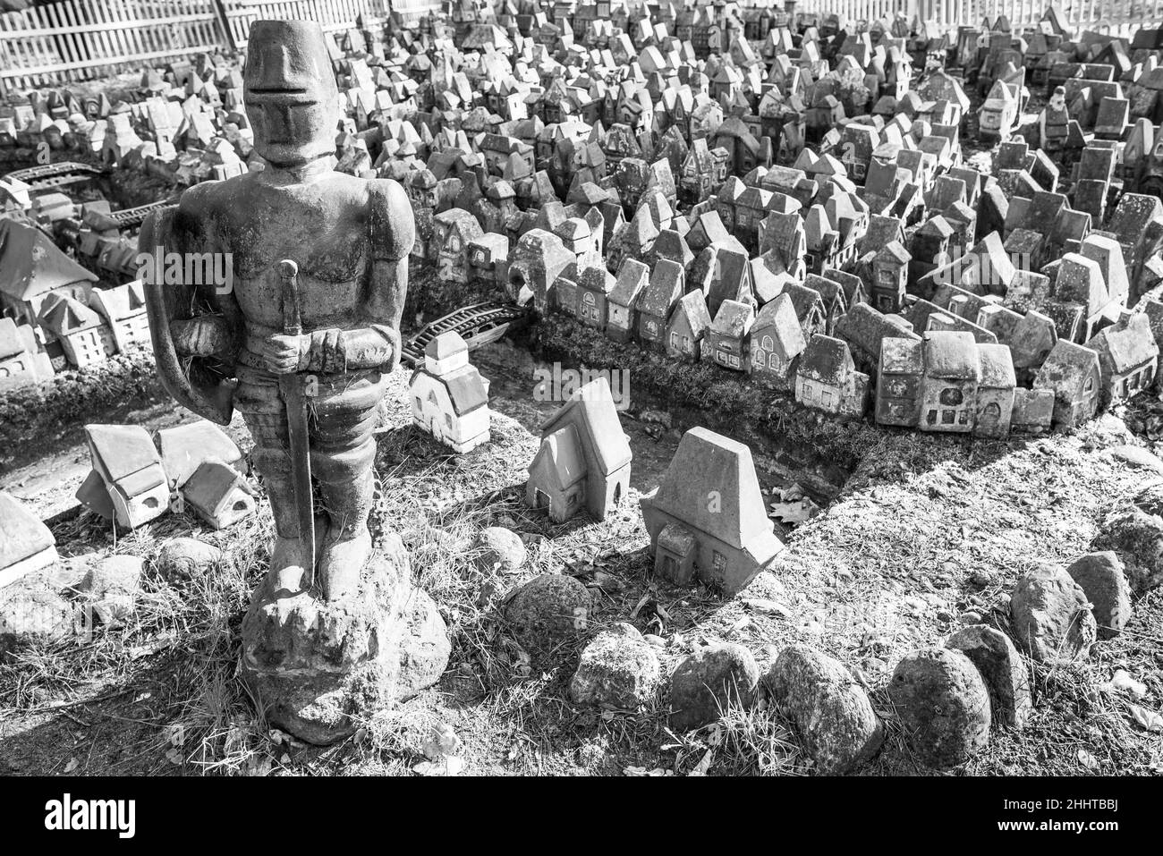 Figur eines Ritters vor dem Hintergrund eines Modells des mittelalterlichen Königsbergs in Svetlogorsk Stockfoto