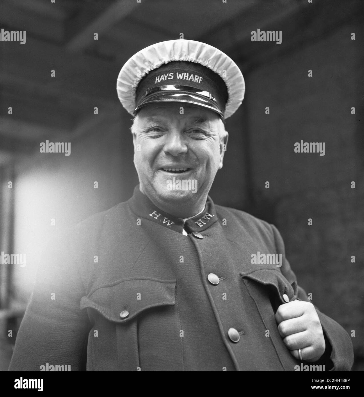 Ich esse und trinke gerne, sagte George Burgin 57, ein Torwart in Simons Wharf , Tooley Street SE1.Herr Burgin oder Onkel Tom, wie ihn seine Freunde nennen, ist seit 25 Jahren Polizist. Er ging mit ¿3 pro Woche in Pension und fand heraus, dass er sich dem oben erwähnten Hobby nicht hingeben konnte, und er fand sich seinen jetzigen Job, den er seit fünf Jahren macht. 2nd. Juni 1955 Stockfoto