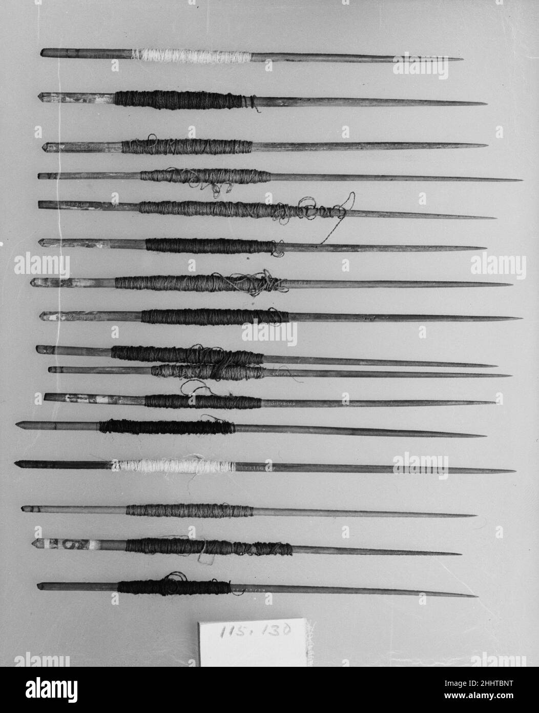 Holzspindel 10th–16th Jahrhundert (?) Peruanisch. Holzspindel. Peruanisch. 10th–16th Jahrhundert (?). Holz, Kamelidhaar. Peru. Textilien-Geräte Stockfoto