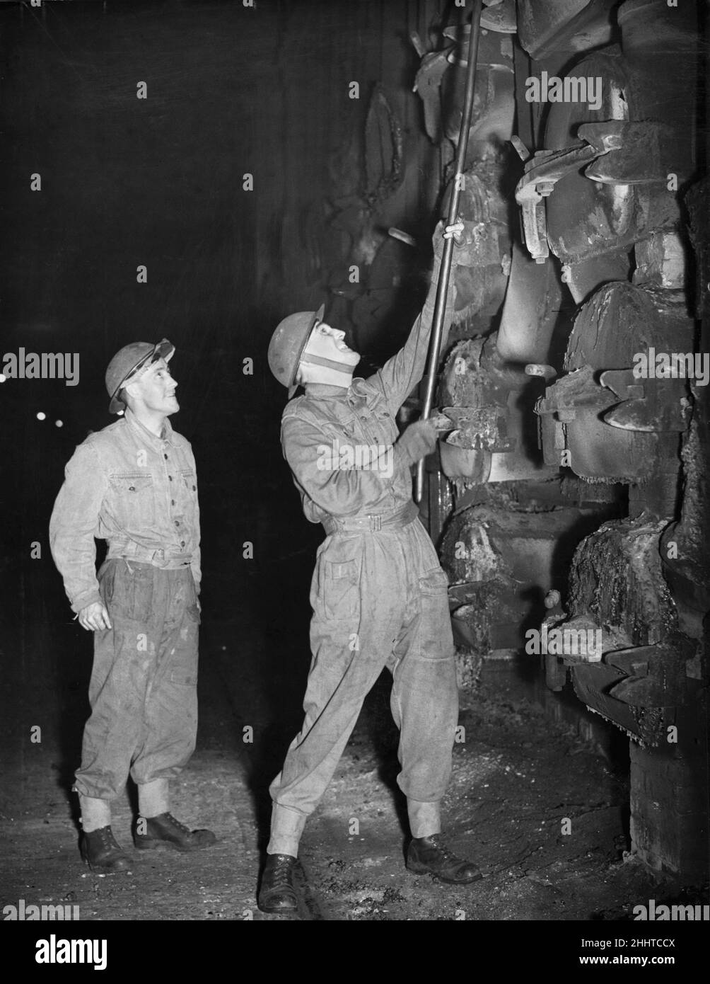 Soldaten, die hier bei der Arbeit im Retortenhaus der Gaswerke gesehen wurden. Die Soldaten müssen sich für streikende Arbeiter decken. 8th. November 1944 *** Ortsüberschrift *** - - 09/07/2009 - - Stockfoto