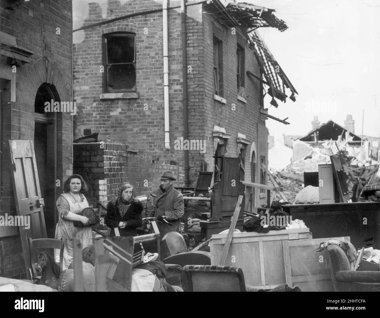 Bewohner einer Coventry-Straße stehen vor ihren zerstörten Häusern, nachdem die Stadt während des Zweiten Weltkriegs von der deutschen Luftwaffe bei einem Luftangriff angegriffen wurde.25th. November 1940. Stockfoto