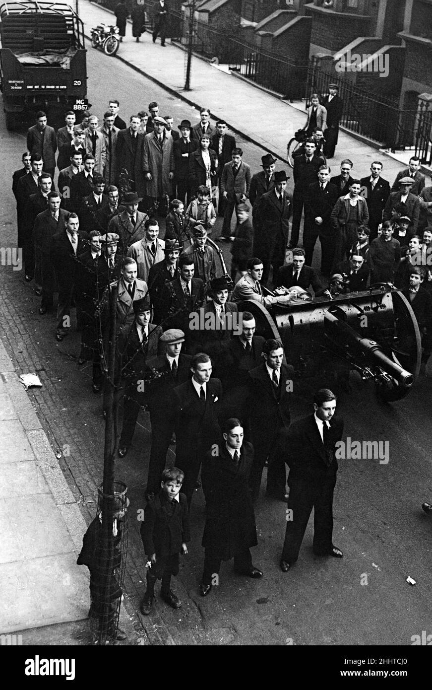 Rekruten des 92nd (5th London) Field Regiment, territoriale Royal Artillery Bohrungen in Kennington Lane. 11th Mai 1939. Stockfoto