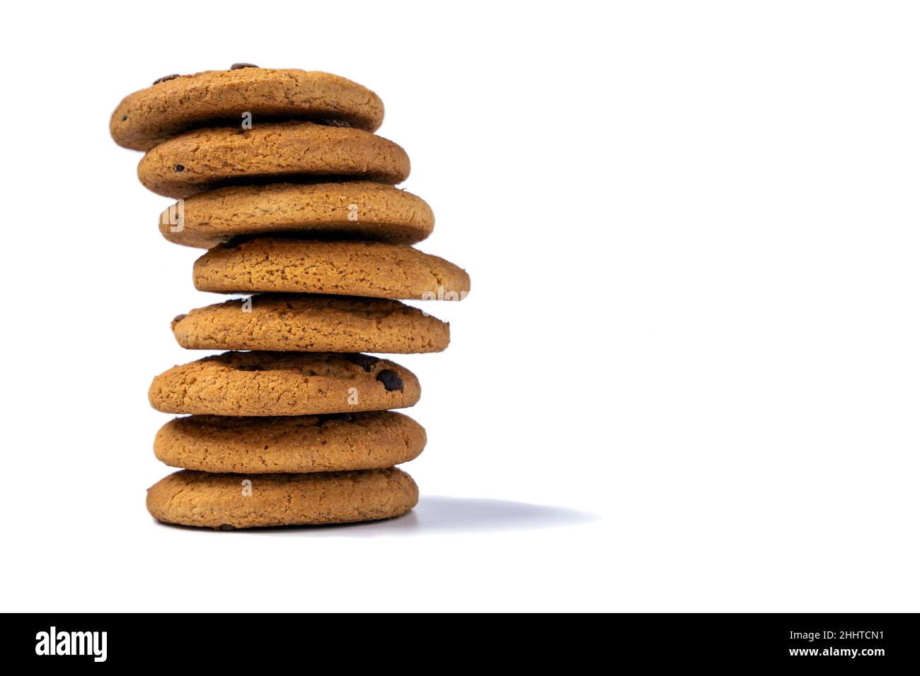 Stapel von Haferflocken Cookies, ausgeglichen isoliert auf weißem Hintergrund, Frühstück, leichte Snacks. Stockfoto