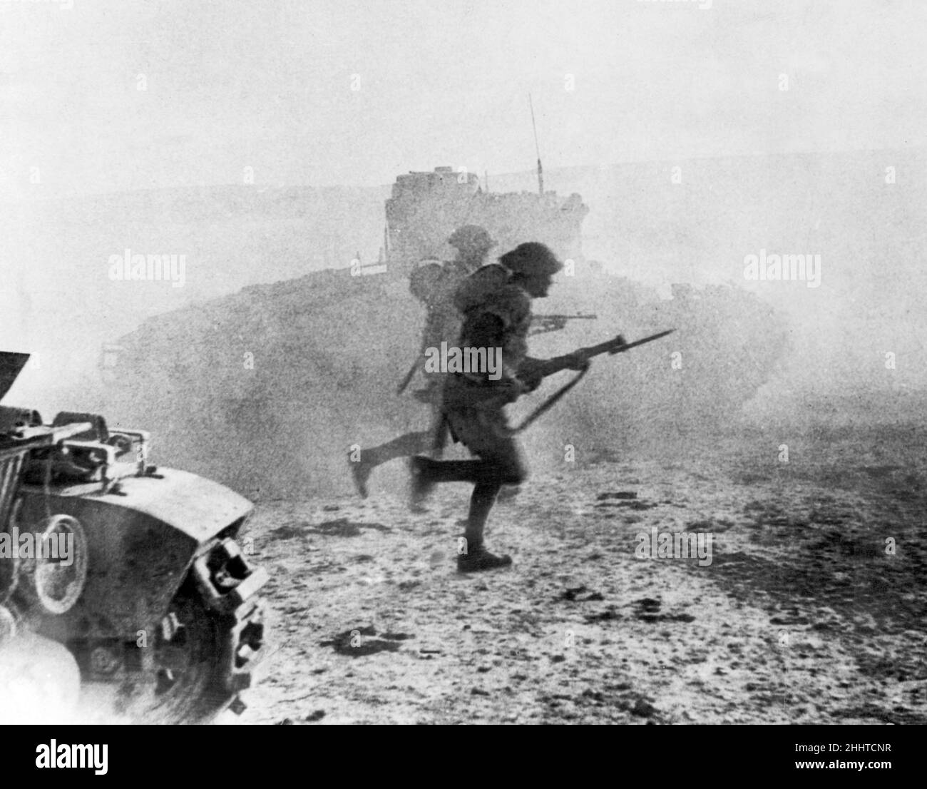 Schotten Wachen gehen in El Alamein in Aktion. Die Wachen bewegen sich unter dem Schutz einer Rauchwand nach vorne und der Staub, der von den Tanks aufgestoßen wird. Juli 1942 Stockfoto