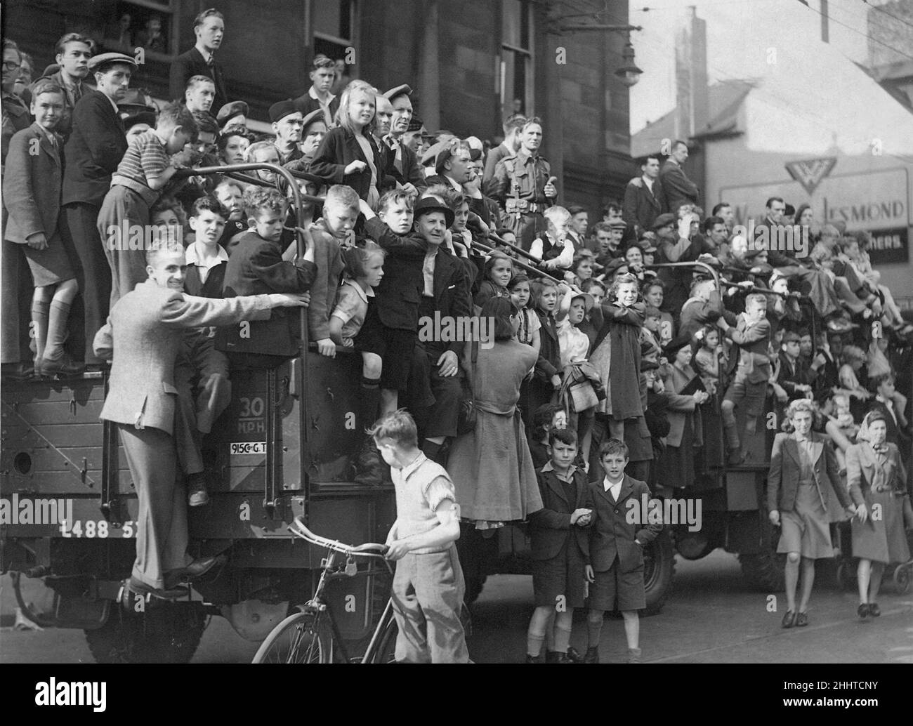 Die Menschen auf den Straßen feiern die Siegesparade des VJ-Tages in Newcastle am Ende des Zweiten Weltkriegs.August 1945. Stockfoto