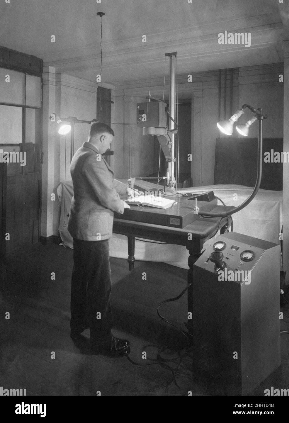 The National Library of Wales, Aberystwyth, Ceredigion, West Wales, 12th. Oktober 1948. Harold Knipe, Fotograf und technischer Assistent, Betrieb der neuen Mikrofilmkamera. Stockfoto