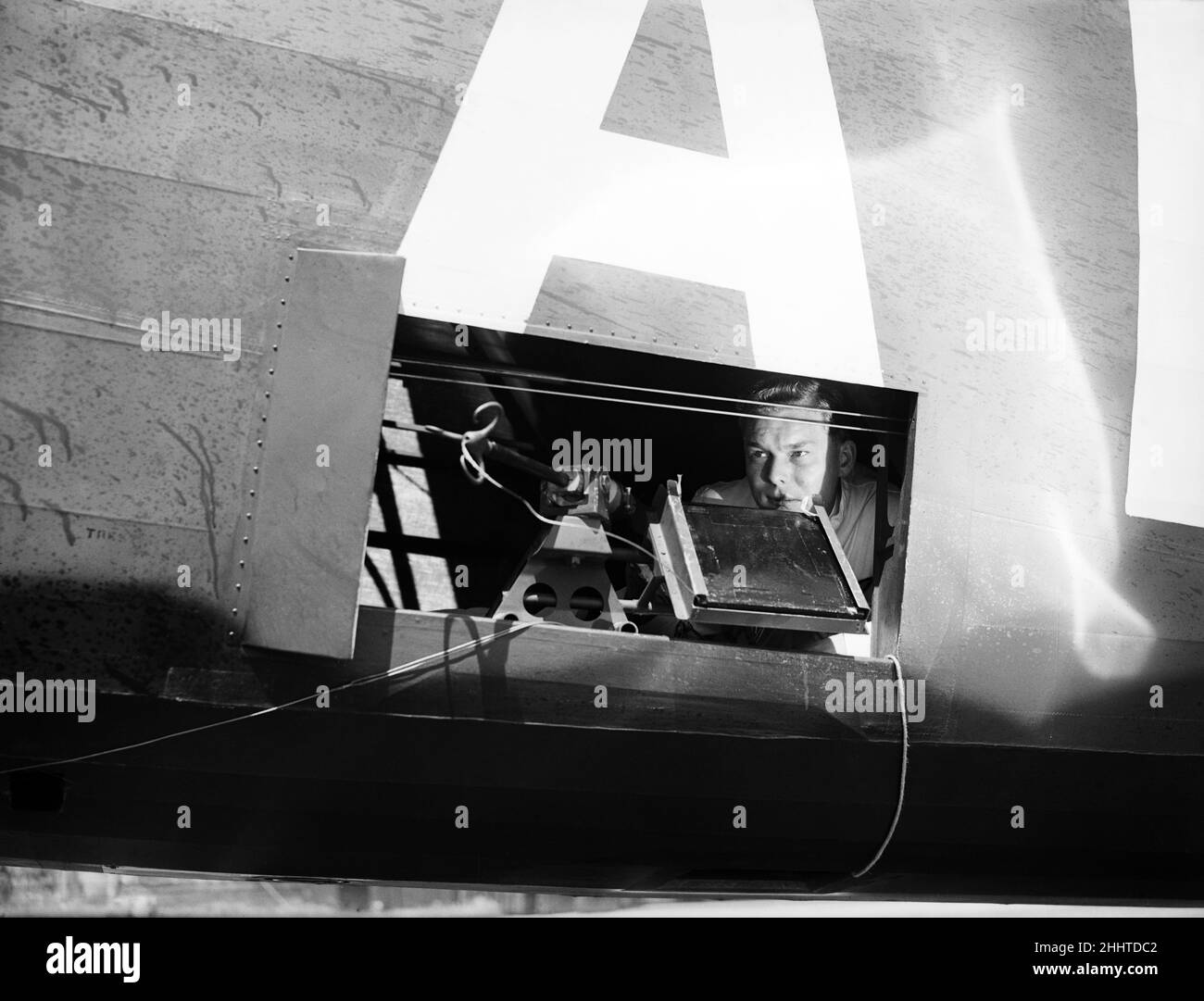 G-AFRL Handley Page H.P. 54 Harrow of Flight Tanken Ltd Hier gesehen, um eine am Betankungsschlauch befestigte Grappellinie während einer Demonstration der Betankung während des Fluges am 28th. Juli 1939 zu feuern Stockfoto