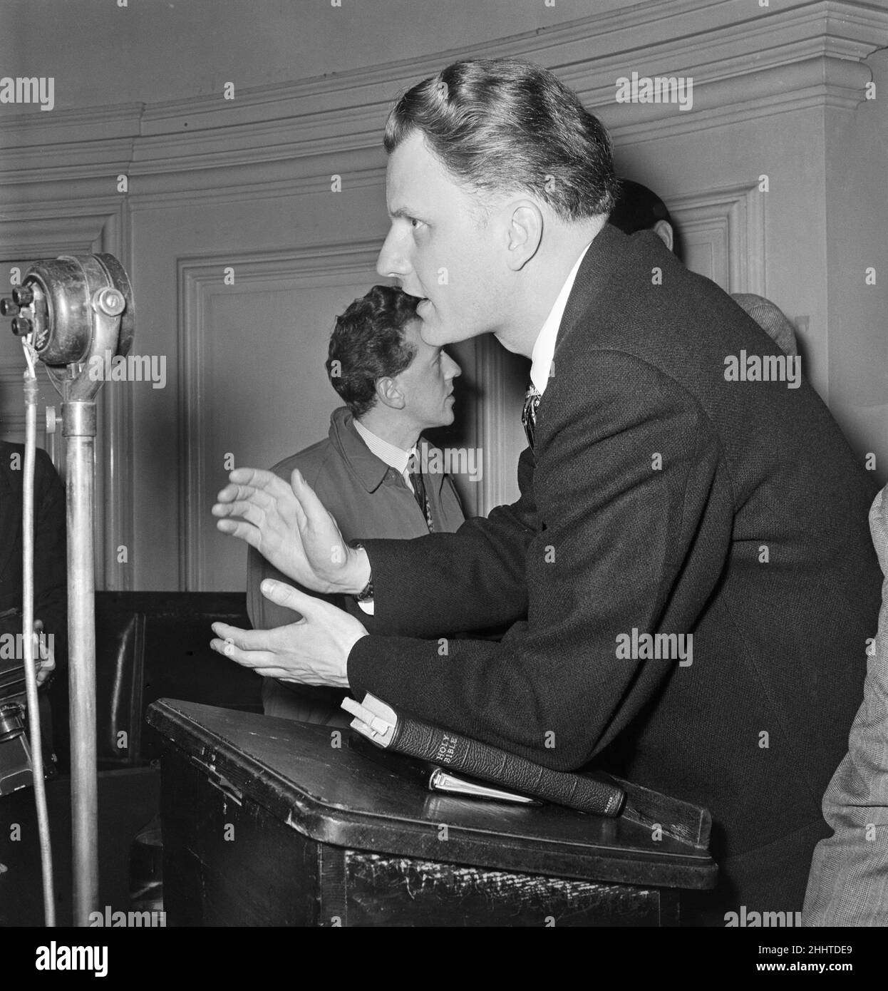 Der amerikanische Evangelist Billy Graham in der Central Hall in Westminster, London, wo er zu Beginn seines dreimonatigen Kreuzzugs in London eine Pressekonferenz sprach. 25th. Februar 1954. Stockfoto