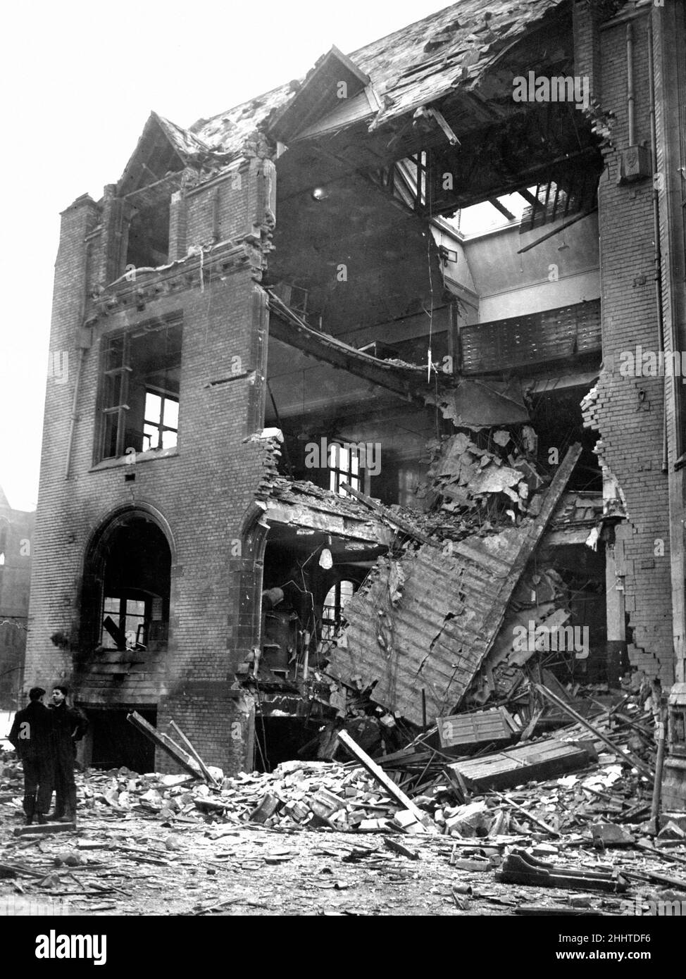 Engineering Laboratory der Liverpool University, schwer beschädigt durch eine Bombe während der letzten Nacht Razzien, abgebildet, Mittwoch, 13th. März 1941. Die einzigen diensthabenden Personen waren Mitglieder des Hilfsfeuerwehrdienstes, und niemand wurde verletzt, mit Ausnahme eines Nachtwächters, der leicht von fliegendem Glas abgeschnitten wurde. Stockfoto