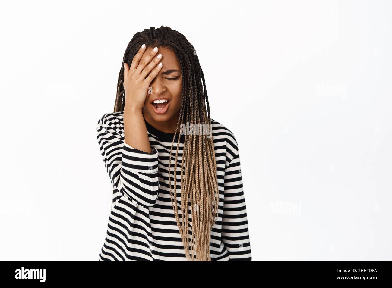 Portrait des schwarzen Mädchens vergessen smth, schlagen Stirn, Facepalm und schauen gestört, erinnern, beunruhigt des Scheiterns, stand über weißem Hintergrund Stockfoto