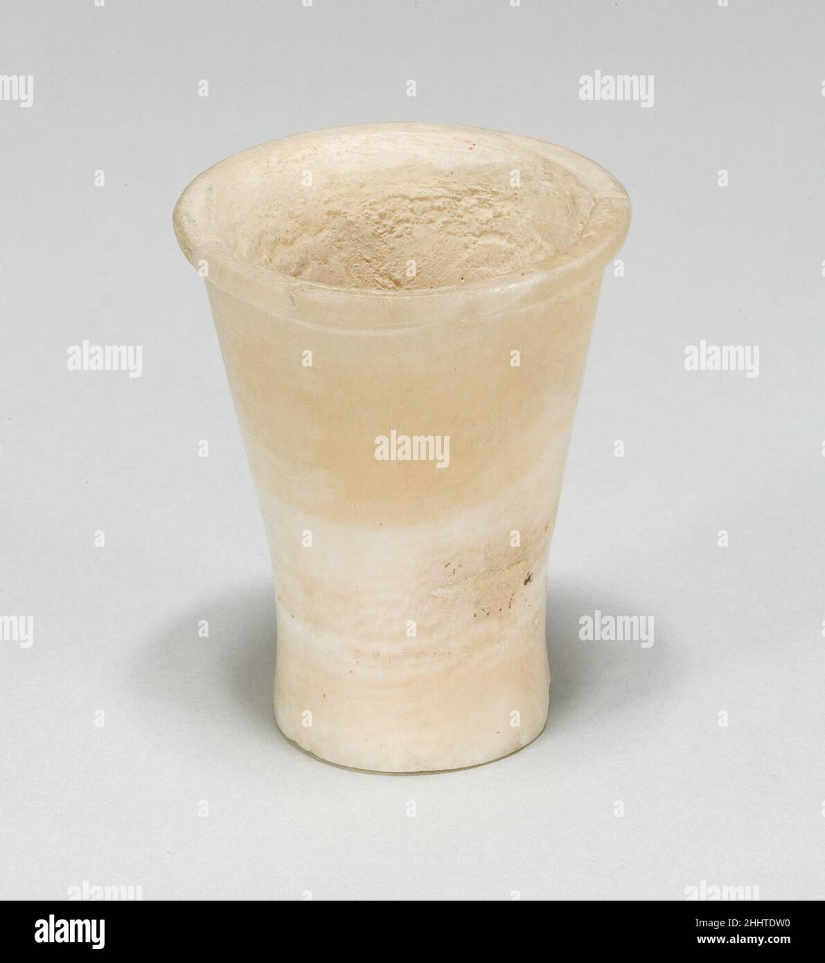 Miniatur-Salbenbecher ca. 1850–1775 v. Chr. spätes mittleres Königreich die fünf Miniatur-Salbengläser 33,1.16–.20 wurden im Nebenschachtgrab 29 im Bereich der Mastaba von Senwosretankh bei Lisht South ausgegraben. Der Schacht führte zu zwei Kammern. In der Trümmerfüllkammer A wurden Reste von mindestens zwei Grabmasken gefunden, eine davon (33,1.64), mit Goldfolie bedeckt und mit sogenannten verstümmelten Hieroglyphen (Hieroglyphen von Vögeln und anderen Tieren ohne Füße) beschriftet, Ein Schreibstil, der sich auf Objekten aus der späten 12th. Dynastie bis zum Beginn des Jahres 18th wiederfindet. Mehr Gold le Stockfoto