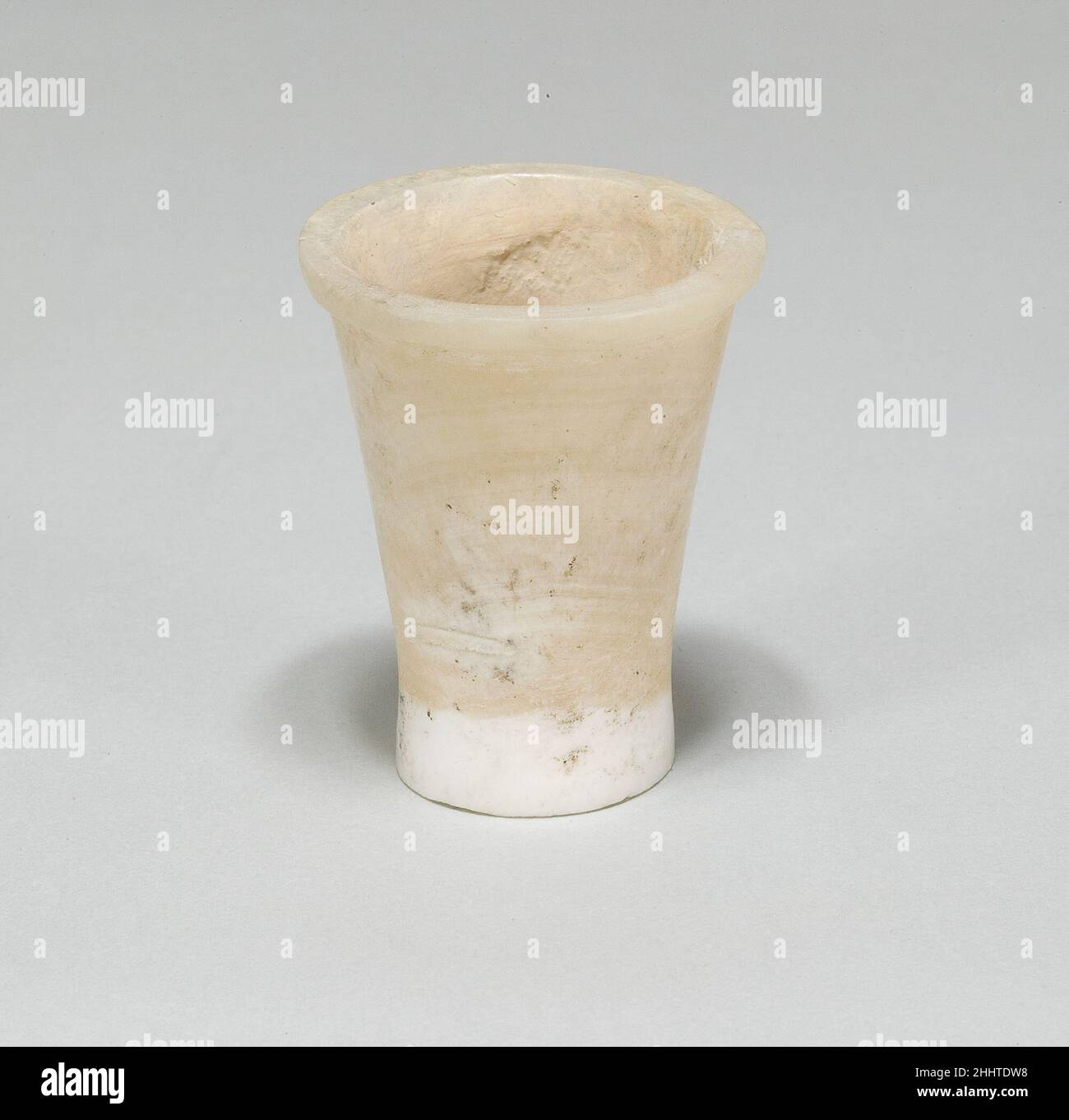 Miniatur-Salbenbecher ca. 1850–1775 v. Chr. spätes mittleres Königreich die fünf Miniatur-Salbengläser 33,1.16–.20 wurden im Nebenschachtgrab 29 im Bereich der Mastaba von Senwosretankh bei Lisht South ausgegraben. Der Schacht führte zu zwei Kammern. In der Trümmerfüllkammer A wurden Reste von mindestens zwei Grabmasken gefunden, eine davon (33,1.64), mit Goldfolie bedeckt und mit sogenannten verstümmelten Hieroglyphen (Hieroglyphen von Vögeln und anderen Tieren ohne Füße) beschriftet, Ein Schreibstil, der sich auf Objekten aus der späten 12th. Dynastie bis zum Beginn des Jahres 18th wiederfindet. Mehr Gold le Stockfoto