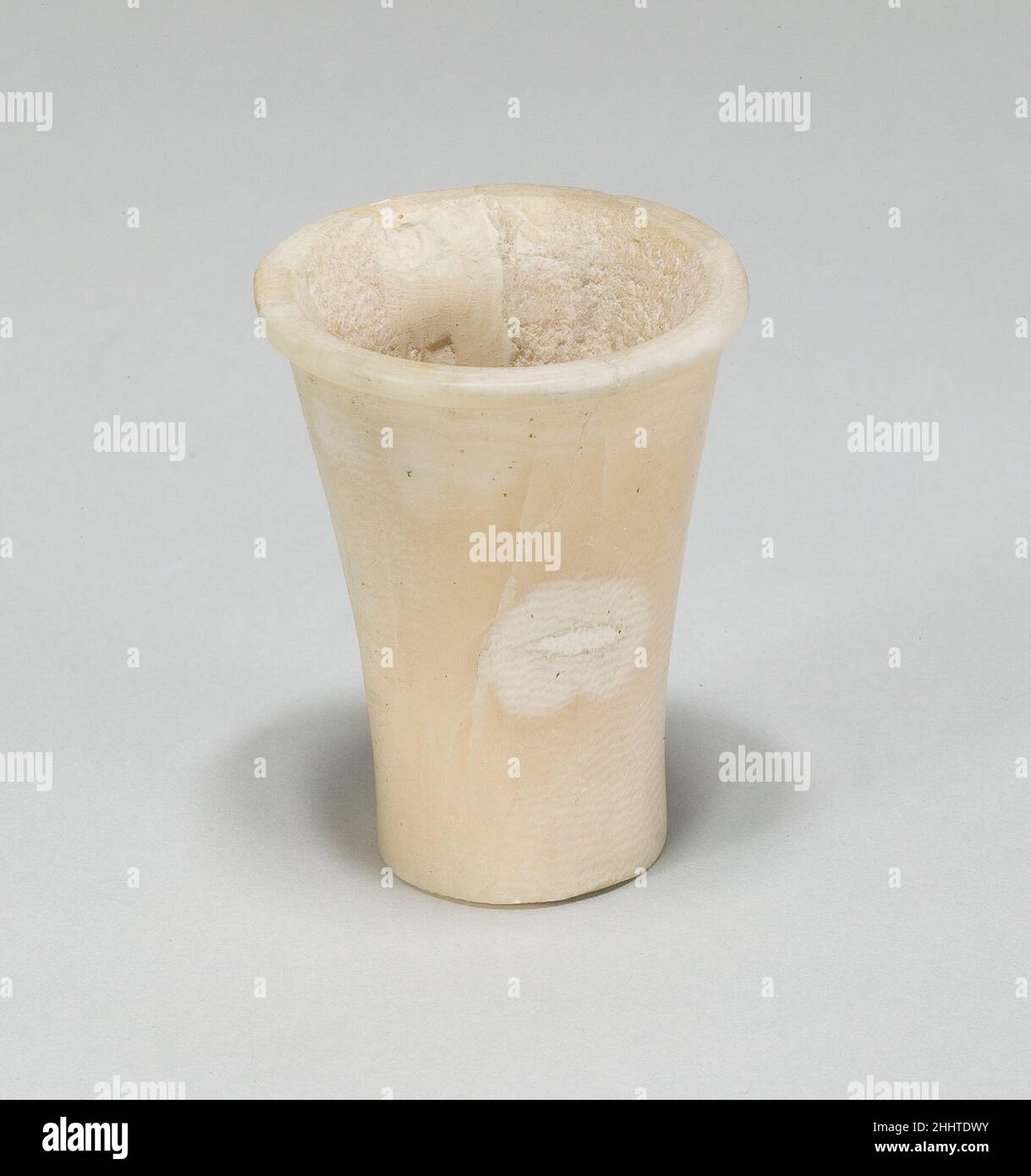 Miniatur-Salbenbecher ca. 1850–1775 v. Chr. spätes mittleres Königreich die fünf Miniatur-Salbengläser 33,1.16–.20 wurden im Nebenschachtgrab 29 im Bereich der Mastaba von Senwosretankh bei Lisht South ausgegraben. Der Schacht führte zu zwei Kammern. In der Trümmerfüllkammer A wurden Reste von mindestens zwei Grabmasken gefunden, eine davon (33,1.64), mit Goldfolie bedeckt und mit sogenannten verstümmelten Hieroglyphen (Hieroglyphen von Vögeln und anderen Tieren ohne Füße) beschriftet, Ein Schreibstil, der sich auf Objekten aus der späten 12th. Dynastie bis zum Beginn des Jahres 18th wiederfindet. Mehr Gold le Stockfoto