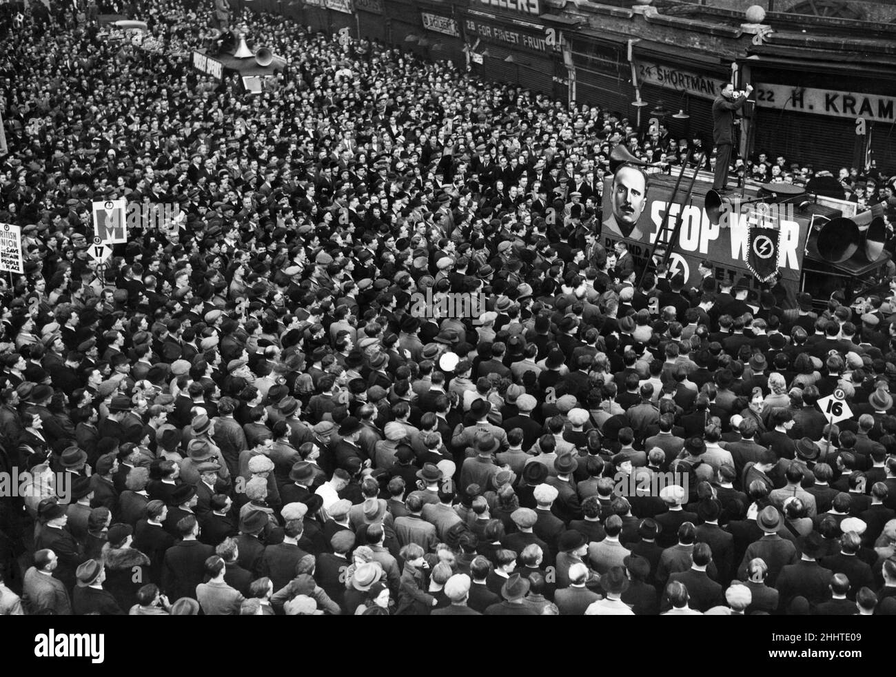 Große Menschenmassen versammelten sich an der Ridley Road in Dalston, East London, als sie dem Führer der britischen Union der Faschisten Oswald Mosley bei einer Anti-Kriegs-Demonstration zuhörten.Mai 1939. Stockfoto