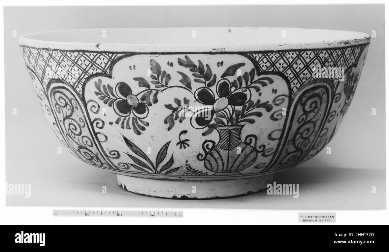 Schüssel 18th Jahrhundert De Porcémoyne Bijl. Schüssel. Niederländisch, Delft. 18th Jahrhundert. Zinnverglaste Steingut. Keramik-Keramik Stockfoto