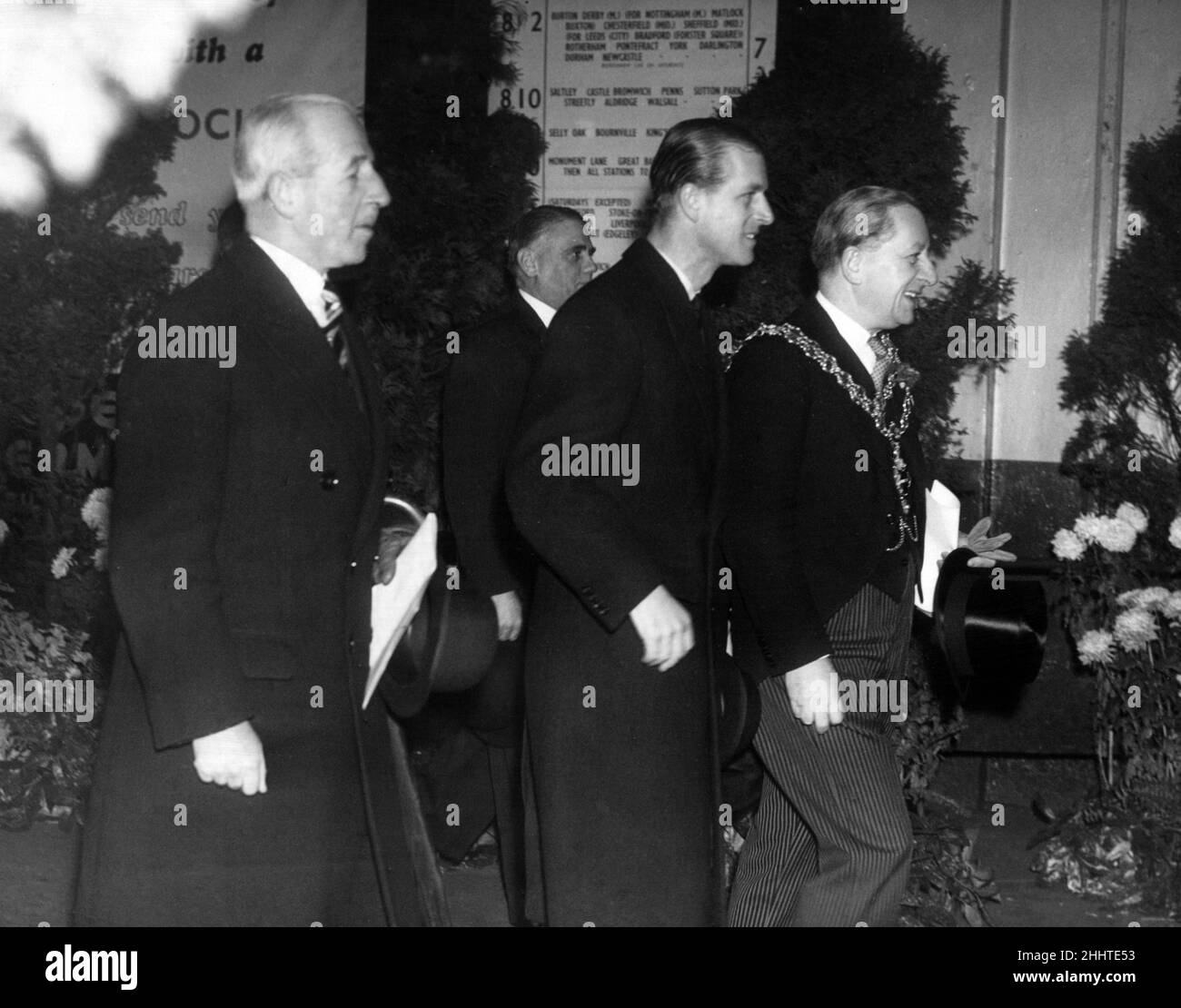 Prinz Philip, der Herzog von Edinburgh, besucht Fort Dunlop in Birmingham, West Midlands. Der Herzog, der in seinem Sonderzug in der Nähe von Birmingham übernachtet hatte, verlässt die New Street Station nach Fort Dunlop mit Lord Willoughby-de-Broke, Lord Lieutenant of Warwickshire, und dem Oberbürgermeister (ALD J R Balmer). 17th. November 1954. Stockfoto