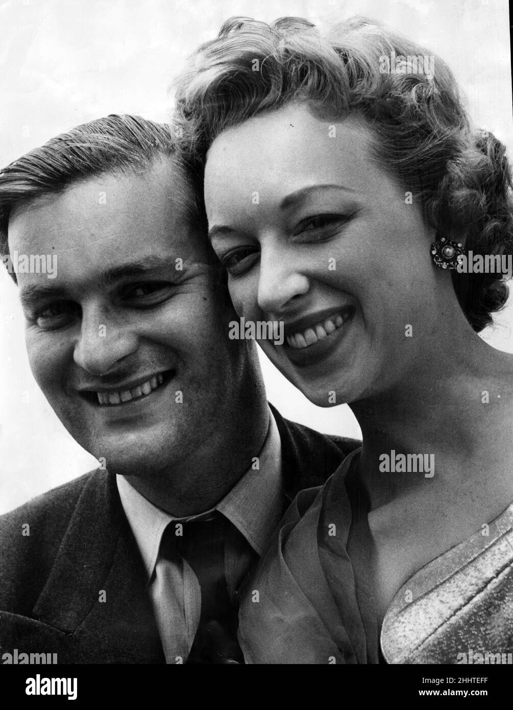 June Whitfield und ihr Verlobter Tim Aitchison Vollständiger Name Timothy Aitchison Bild aufgenommen am 9th. August 1955 June Whitfield ist eine bekannte englische Fernseh- und Bühnenschauspielerin Stockfoto