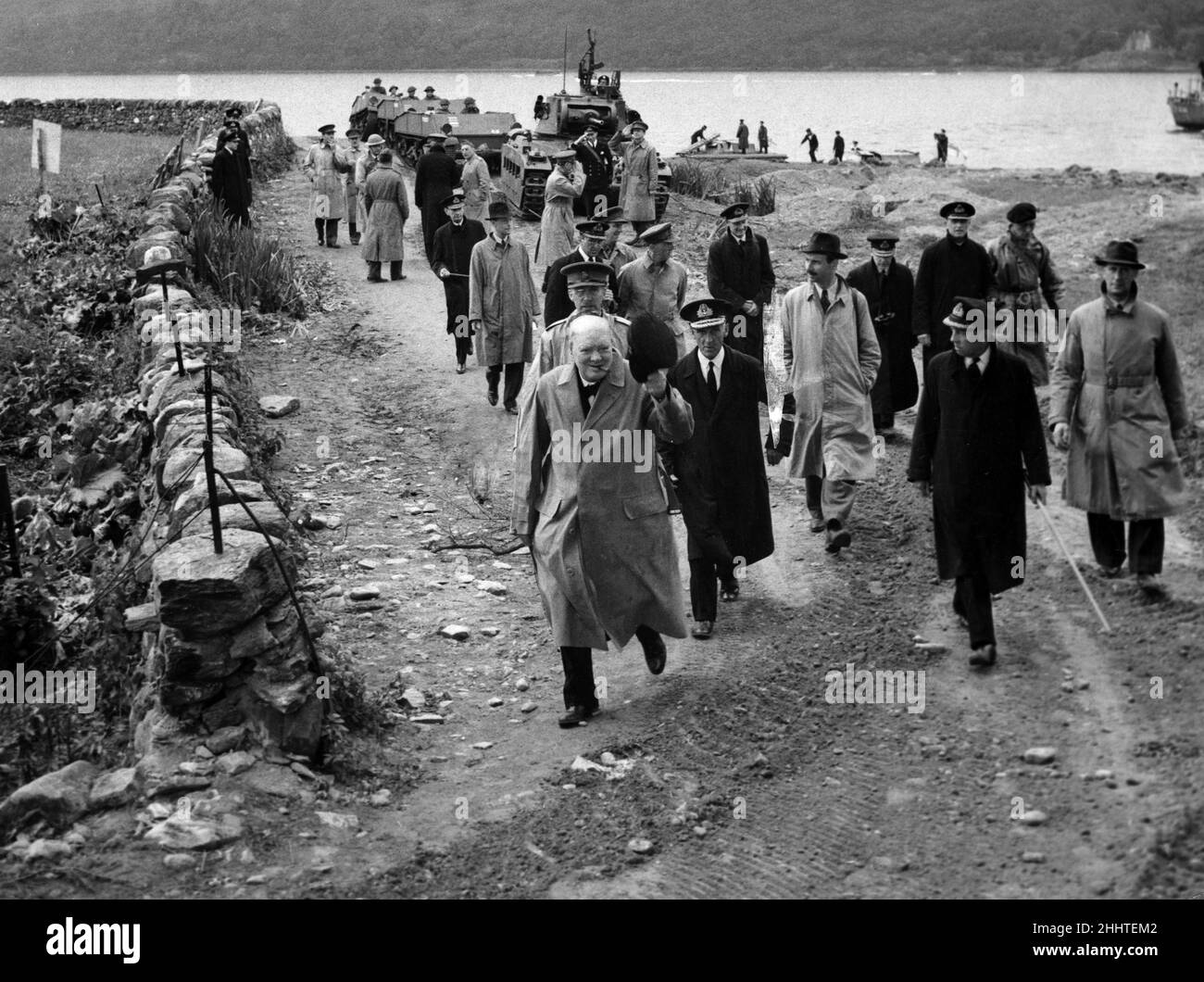 Herr Churchill in Schottland Winston Churchill besuchte vor kurzem Schottland, wo er sich eine Übung ansah und auch Truppen und Ausrüstung inspizierte. Er wurde von dem Admiral der Flotte, Sir Roger Keyes, begleitet. Der Premierminister würdigt den Jubel der Dorfbewohner, die sich versammeln, um ihn zu begrüßen. Der Tank im Hintergrund ist eine Matilda. Juli 1941. Stockfoto