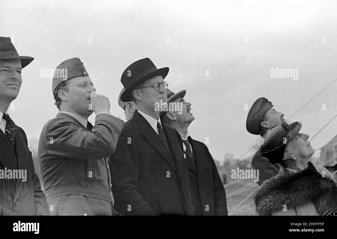 Königliche Party in Hook. Ballonfeuer mit dem König und Premierminister von Queenand, Neville Chamberlain, in Anwesenheit. Abgebildet ist der Botschafter der Vereinigten Staaten im Vereinigten Königreich Joseph P. Kennedy. April 1939 Stockfoto