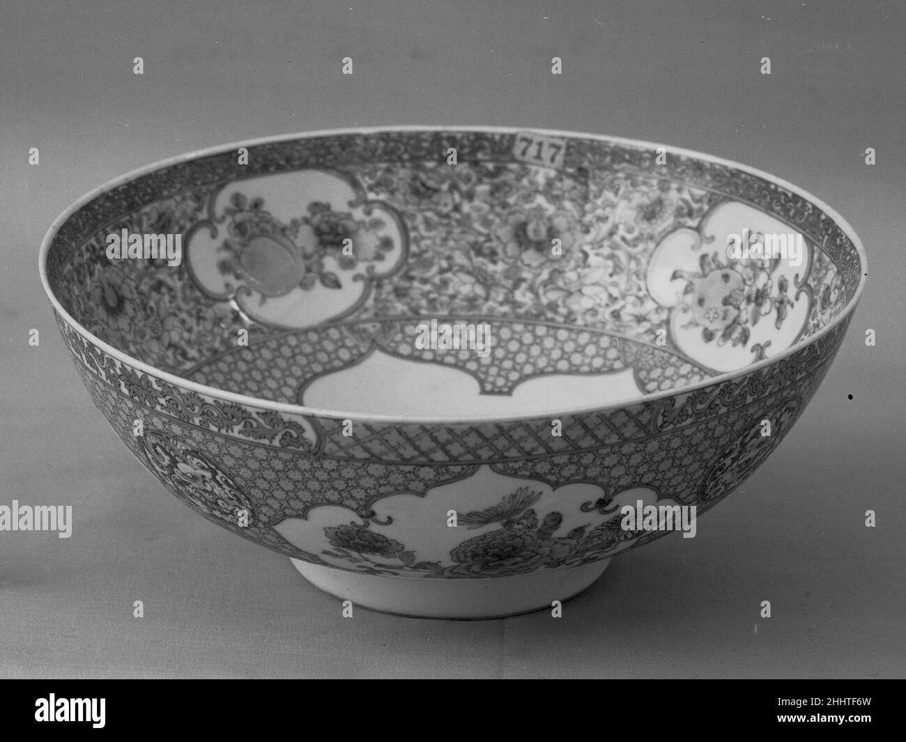 Bowl China. Schüssel. China. Porzellan in überglasierten Famille Rose Emaillen gemalt. Qing-Dynastie (1644–1911), Yongzheng-Marke und Periode (1723–35). Keramik Stockfoto