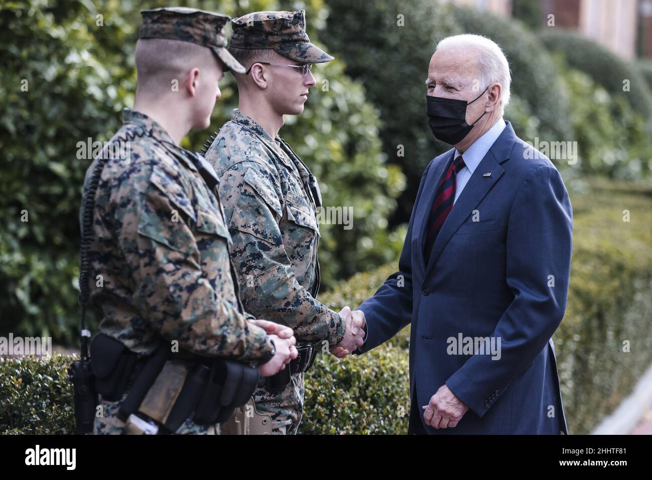 Washington, Usa. 25th Januar 2022. Präsident Joe Biden begrüßt die Marineinfanteristen vor den Marine Barracks, während er am 25. Januar 2022 einen Überraschungsspaziergang durch die Barracks Row in Washington, DC, macht. Foto von Oliver Contreras/UPI Credit: UPI/Alamy Live News Stockfoto