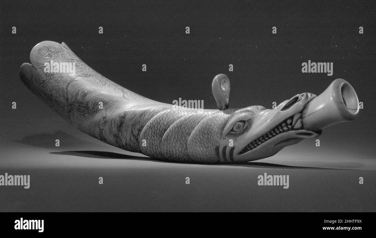 Jagdhorn ca. 1700 Französische oder deutsche Spitze eines Elefantenzapfes, geschnitzt als grotesker Drache oder Seetier, das das integrierte Mundstück hält. Untere Hälfte mit eingeschnittenen vegetalen Girlanden und scalloped Glocke Ende. Wahrscheinlich ein zeremonielles oder dekoratives Element.. Hunting Horn 502060 Stockfoto