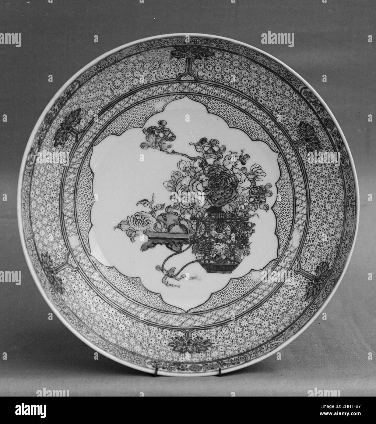 Platte ca. 1730–50 China. Platte. China. Ca. 1730–50. Porzellan in überglasierten Famille Rose Emaillen gemalt. Qing-Dynastie (1644–1911). Keramik Stockfoto