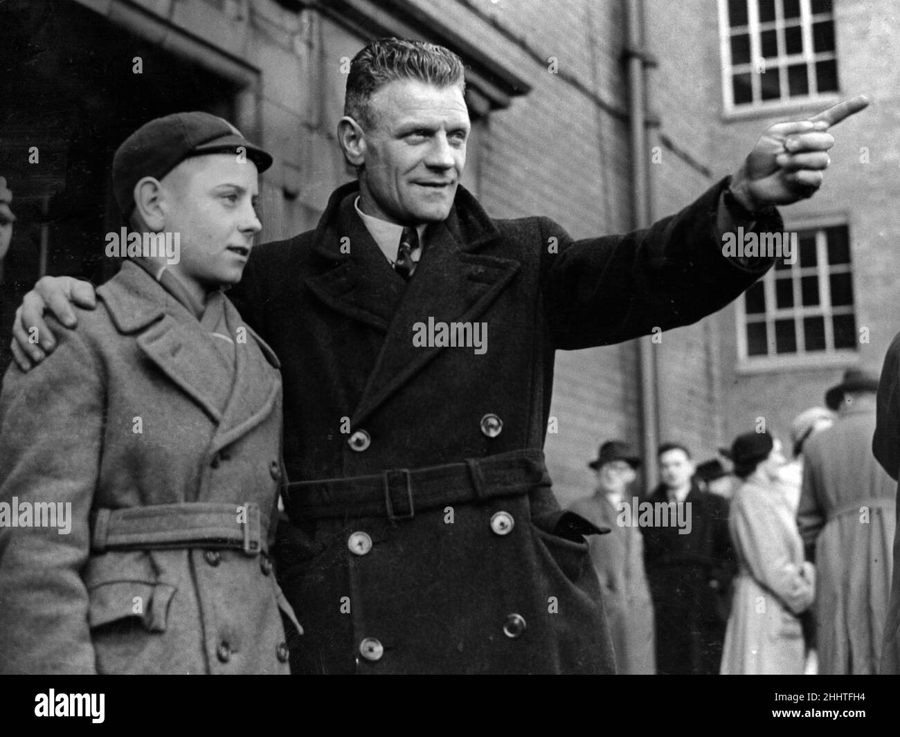 Jock Shaw und sein Sohn David im Hampden Park. 30th. April 1953. Stockfoto