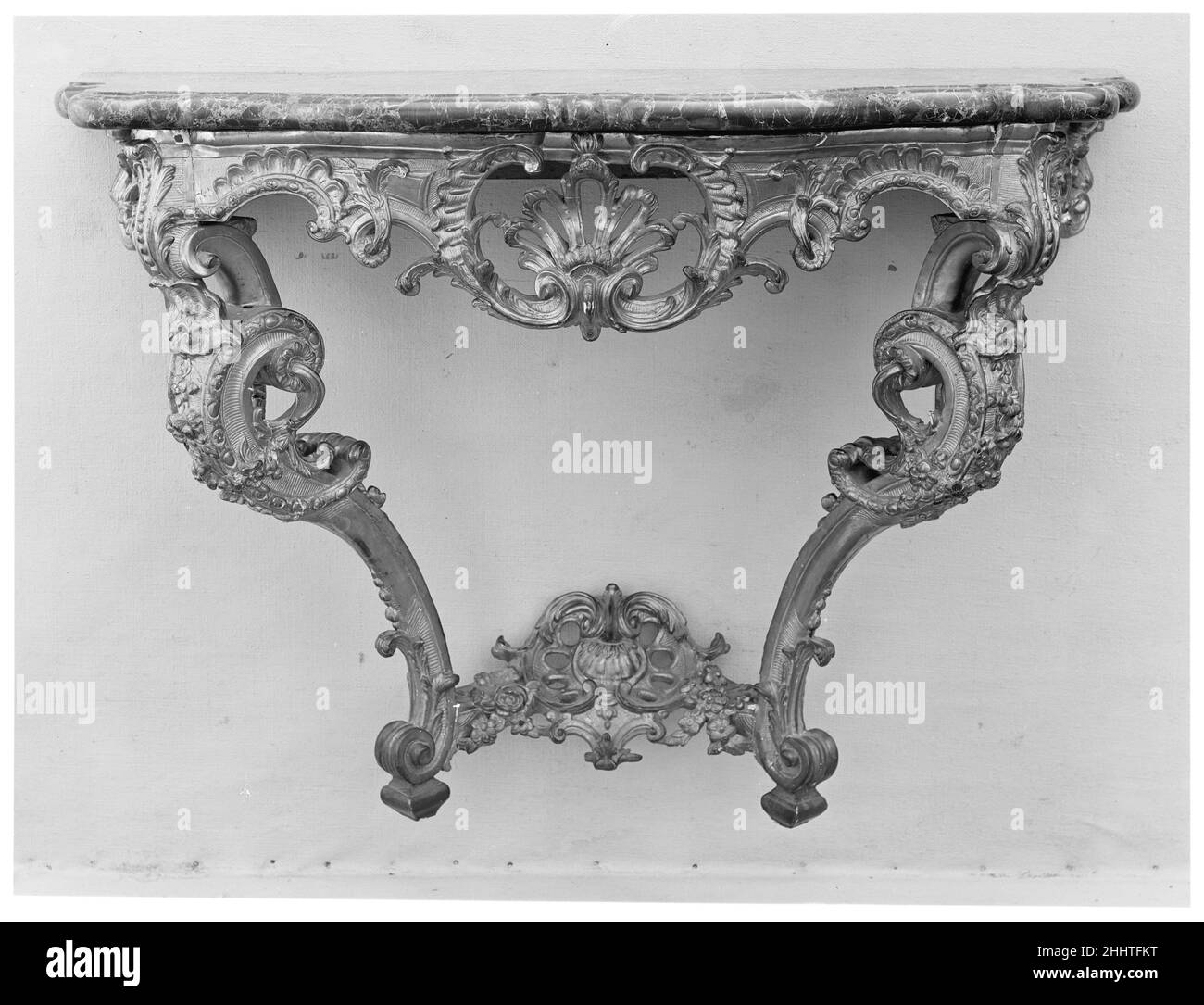 Konsolentisch im ersten Quartal 18th Jahrhundert Französisch. Konsolentisch. Französisch. Erstes Viertel 18th Jahrhundert. Geschnitzte und vergoldete Eiche (?), Portormarmor. Holzmöbel Stockfoto